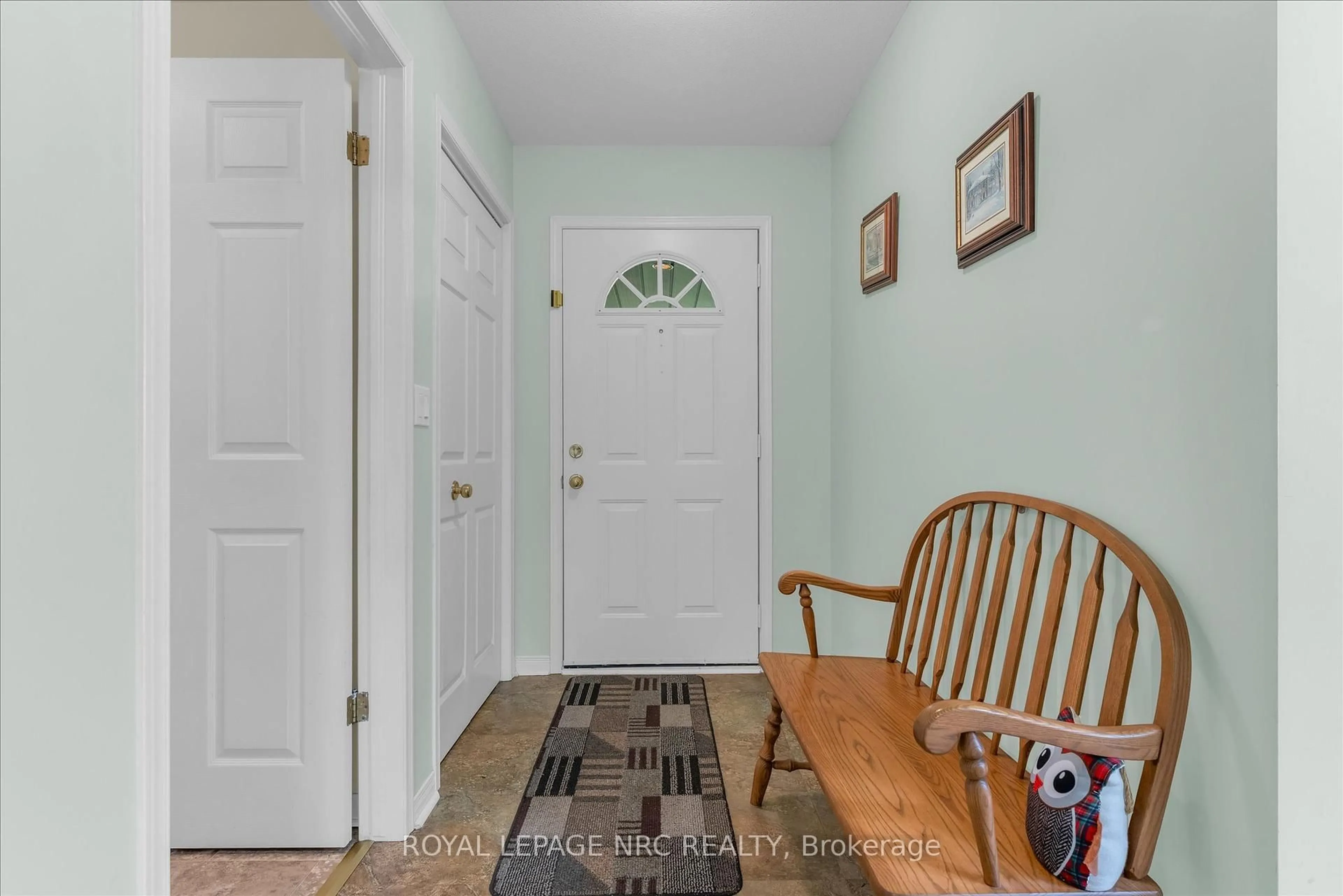 Indoor entryway for 13 Tanner Dr, Pelham Ontario L0S 1E4