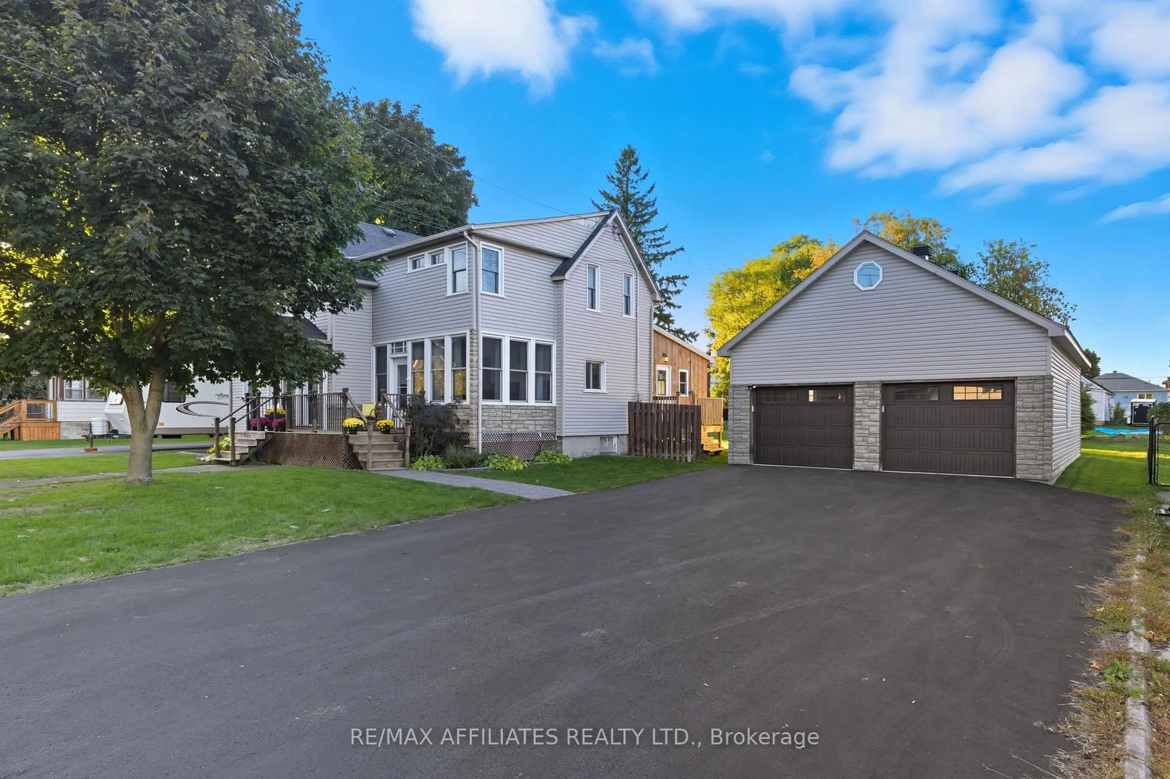 A pic from outside/outdoor area/front of a property/back of a property/a pic from drone, street for 174 Park St, Prescott Ontario K0E 1T0