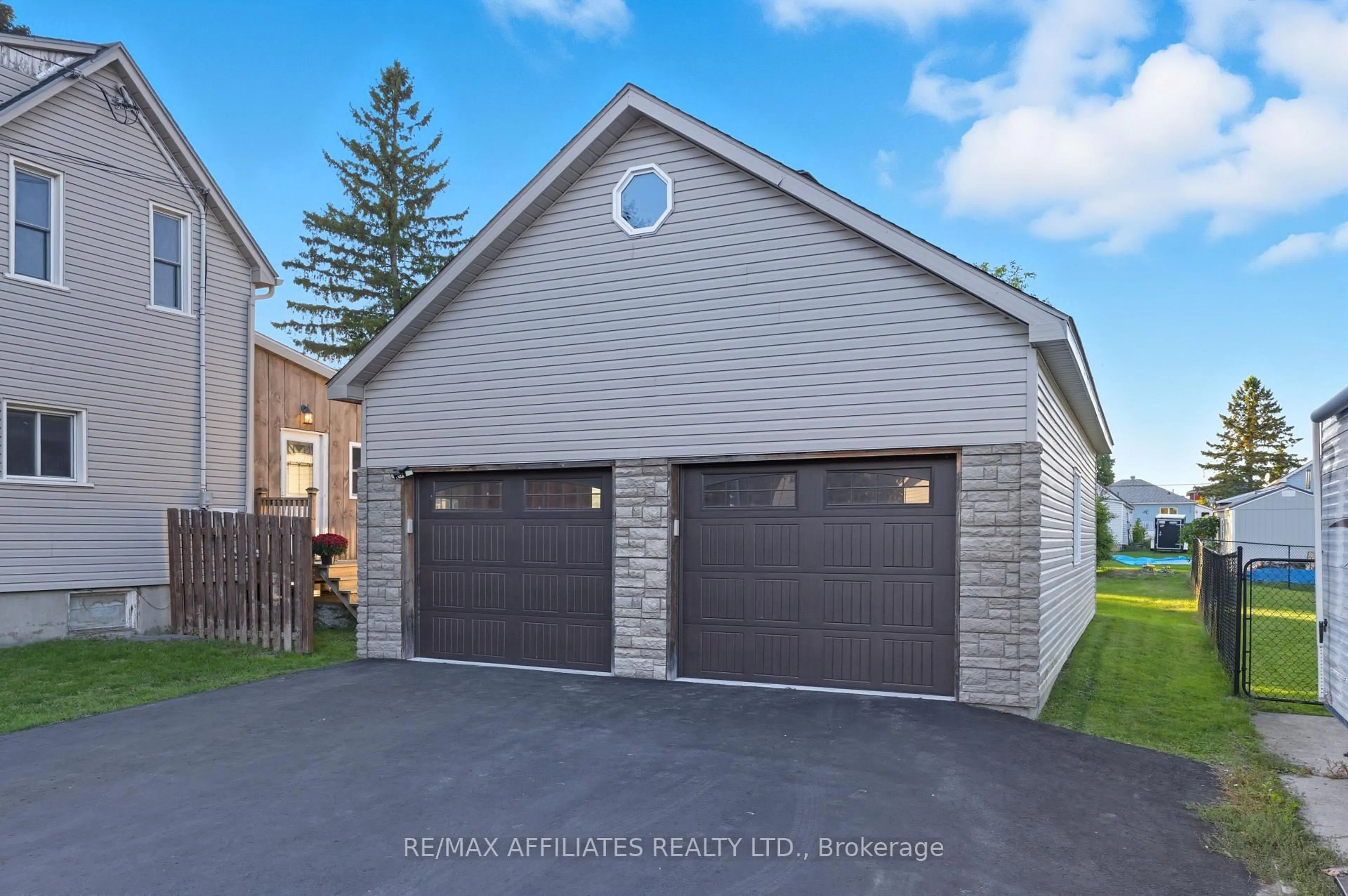Indoor garage for 174 Park St, Prescott Ontario K0E 1T0