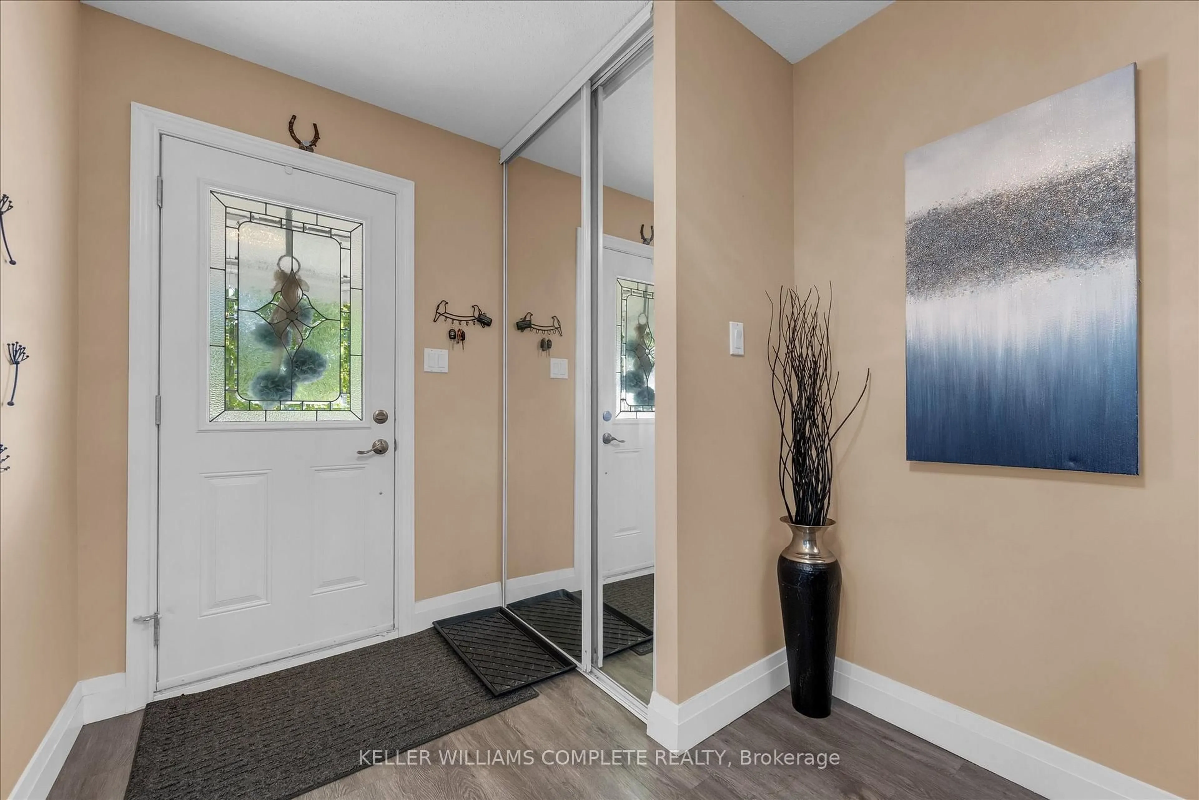 Indoor entryway for 58 Nordale Cres, Hamilton Ontario L8J 1H1