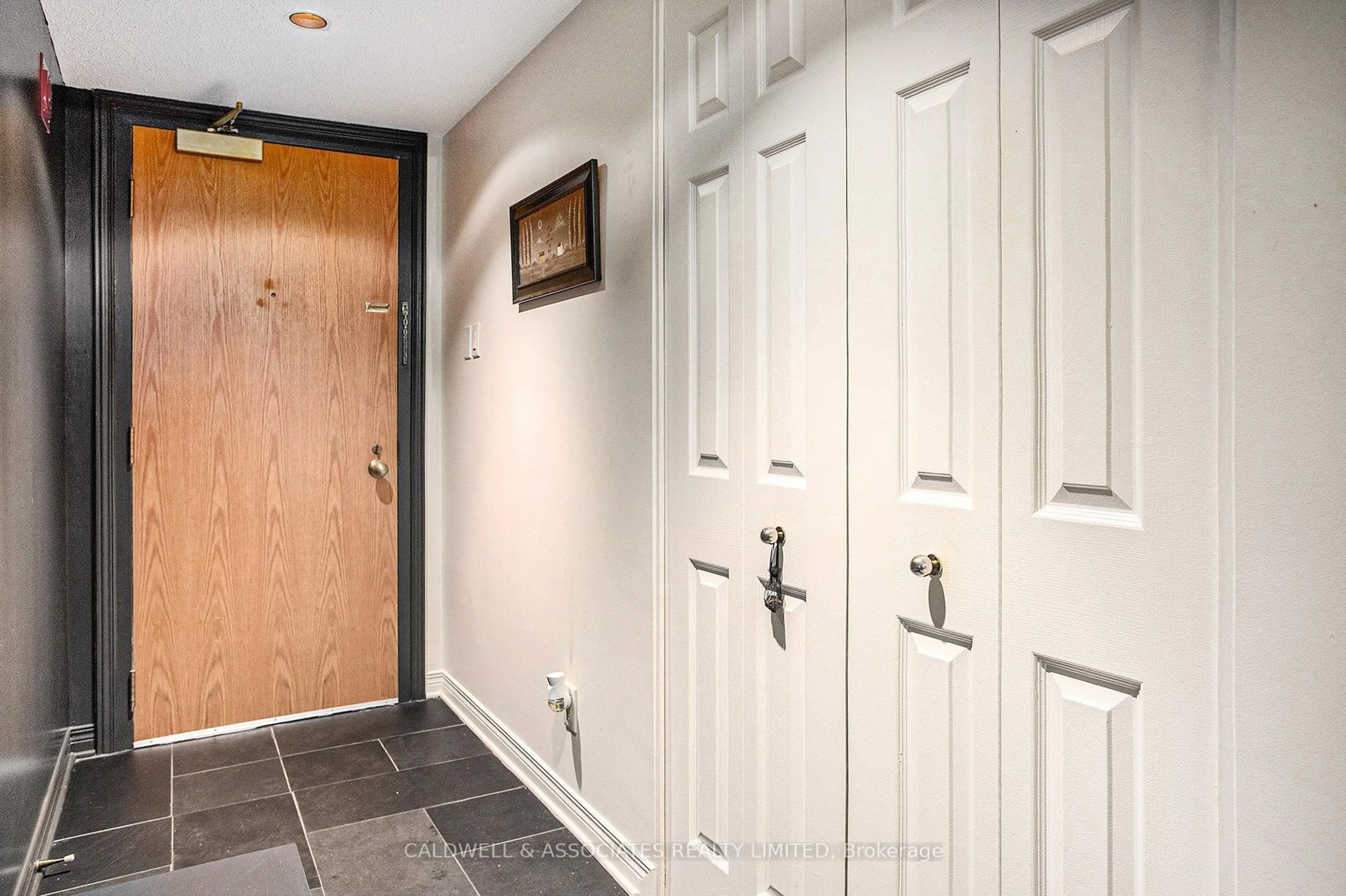 Indoor foyer for 15 Murray St #104, Ottawa Ontario K1N 9M5
