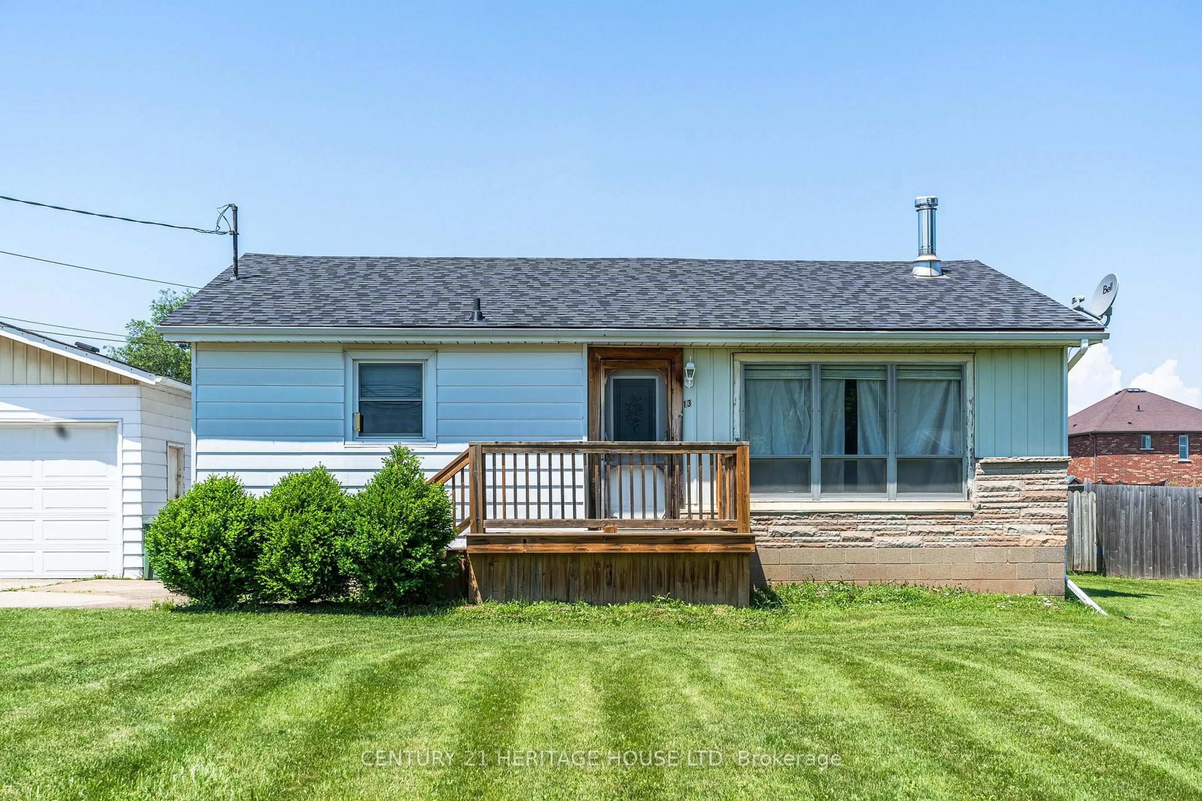 Home with vinyl exterior material, unknown for 13 West Ave, Hamilton Ontario L8E 5L5