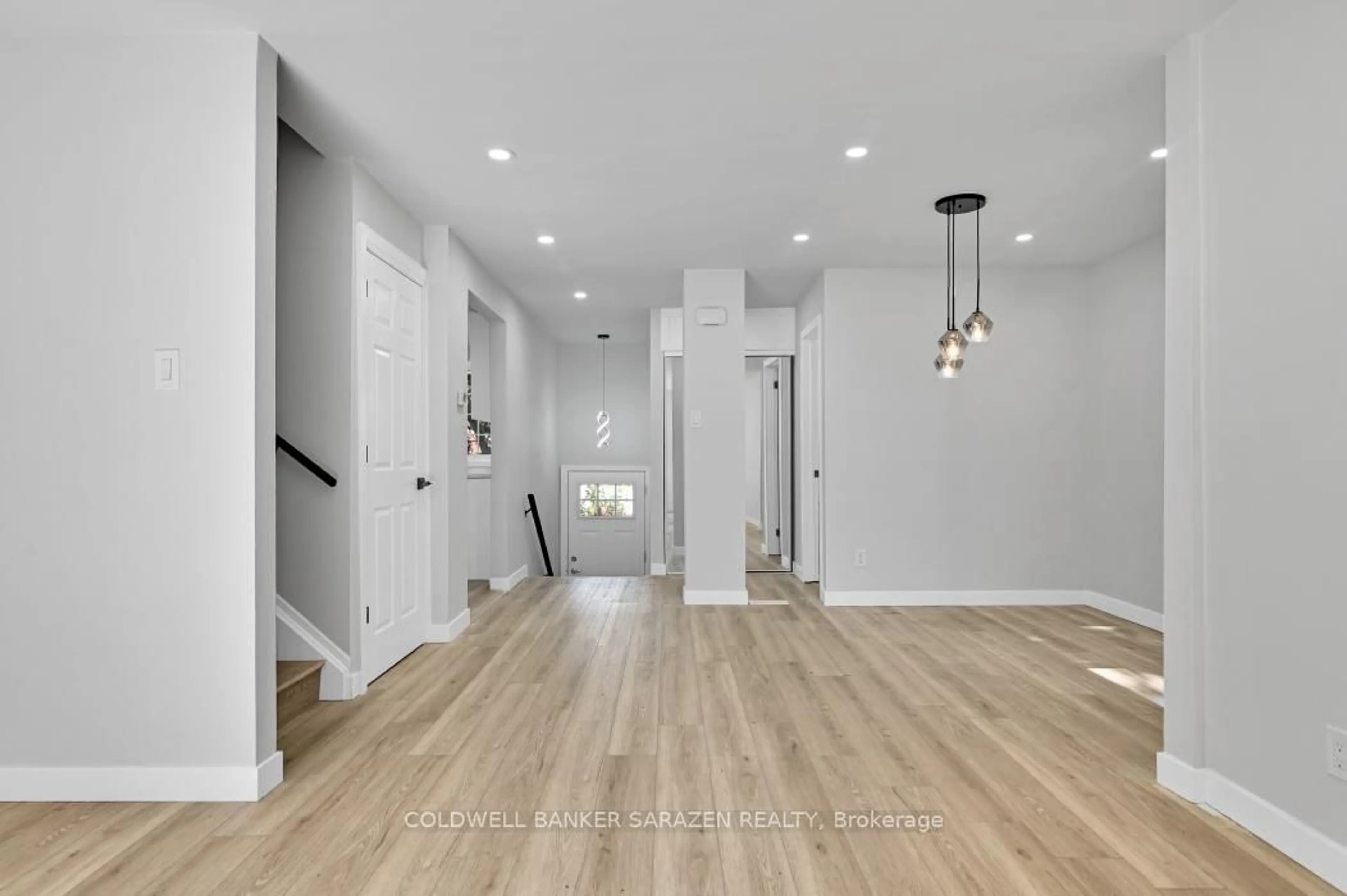 Indoor entryway for 54 Greenboro Cres, Ottawa Ontario K1T 1W6
