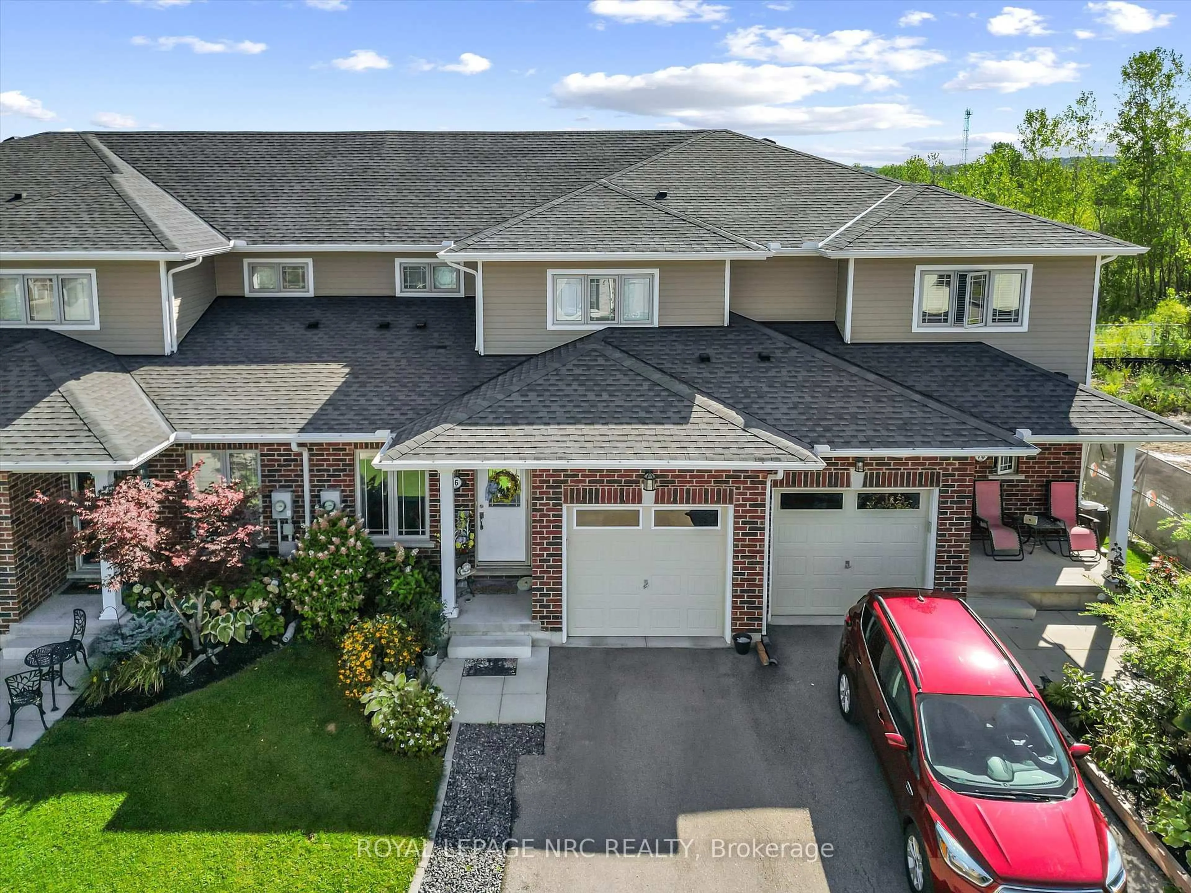 A pic from outside/outdoor area/front of a property/back of a property/a pic from drone, street for 66 Oliver Lane, St. Catharines Ontario L2P 0E4