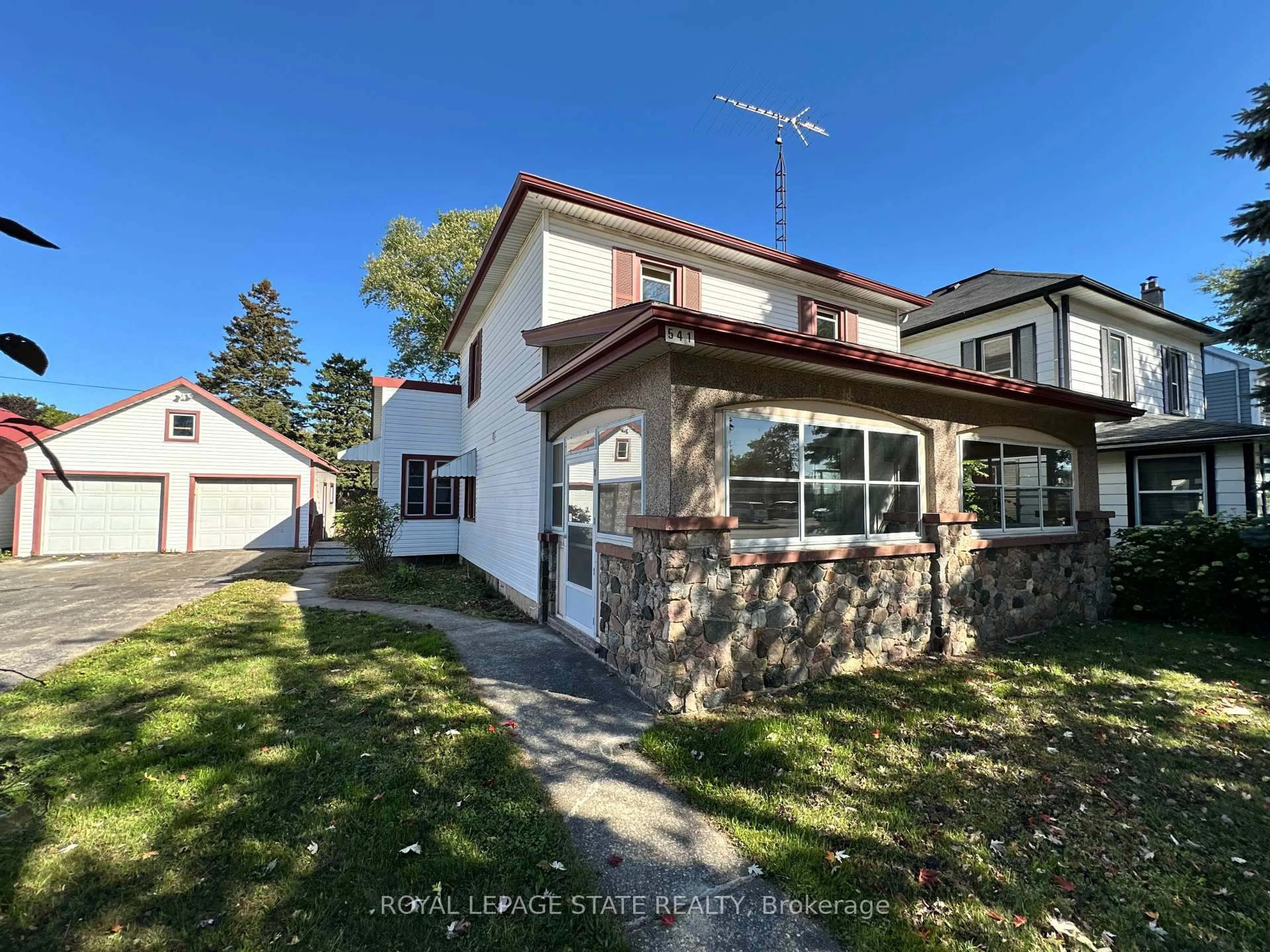 A pic from outside/outdoor area/front of a property/back of a property/a pic from drone, street for 541 Broad St, Haldimand Ontario N1A 1G7