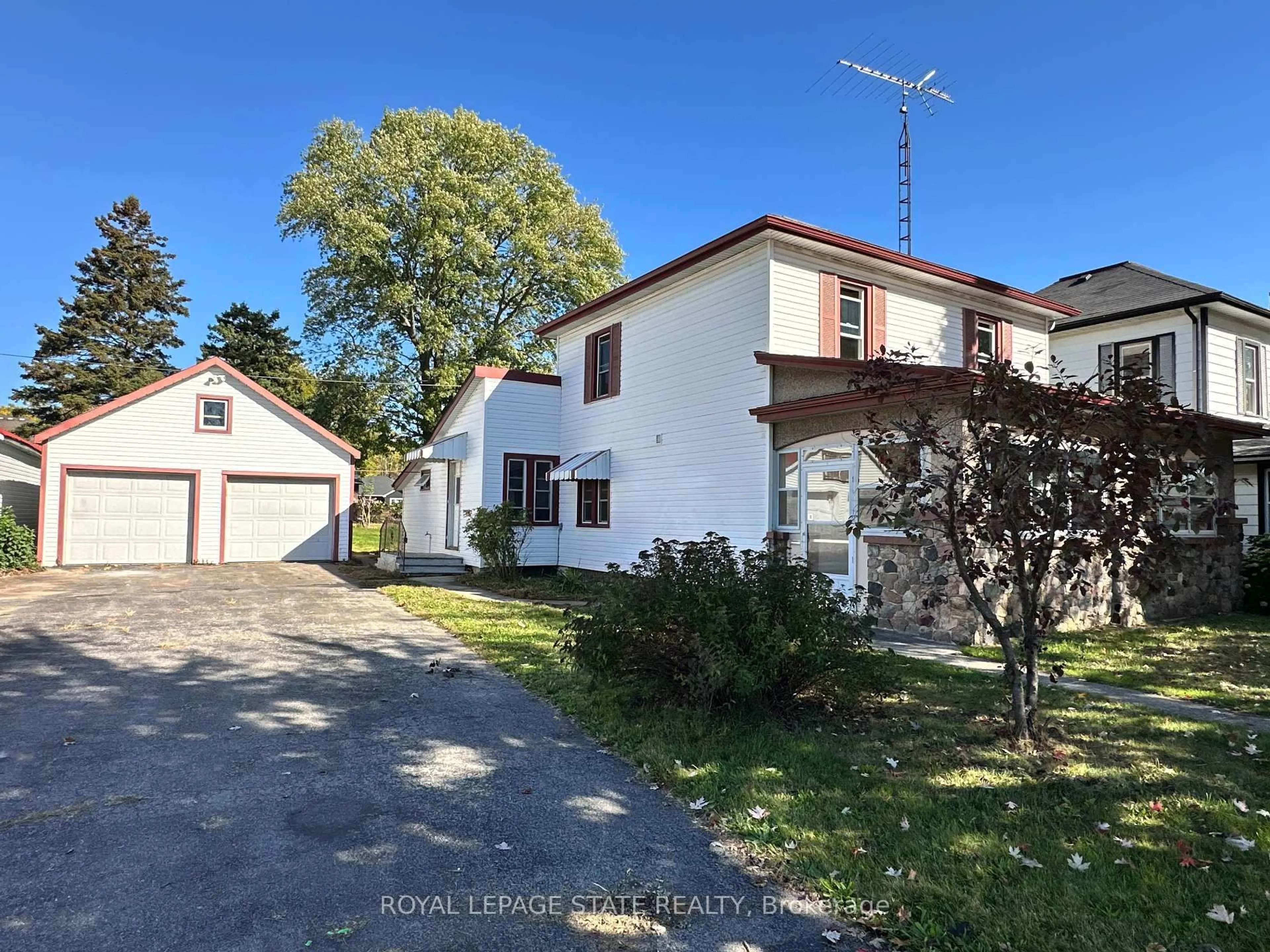 A pic from outside/outdoor area/front of a property/back of a property/a pic from drone, street for 541 Broad St, Haldimand Ontario N1A 1G7