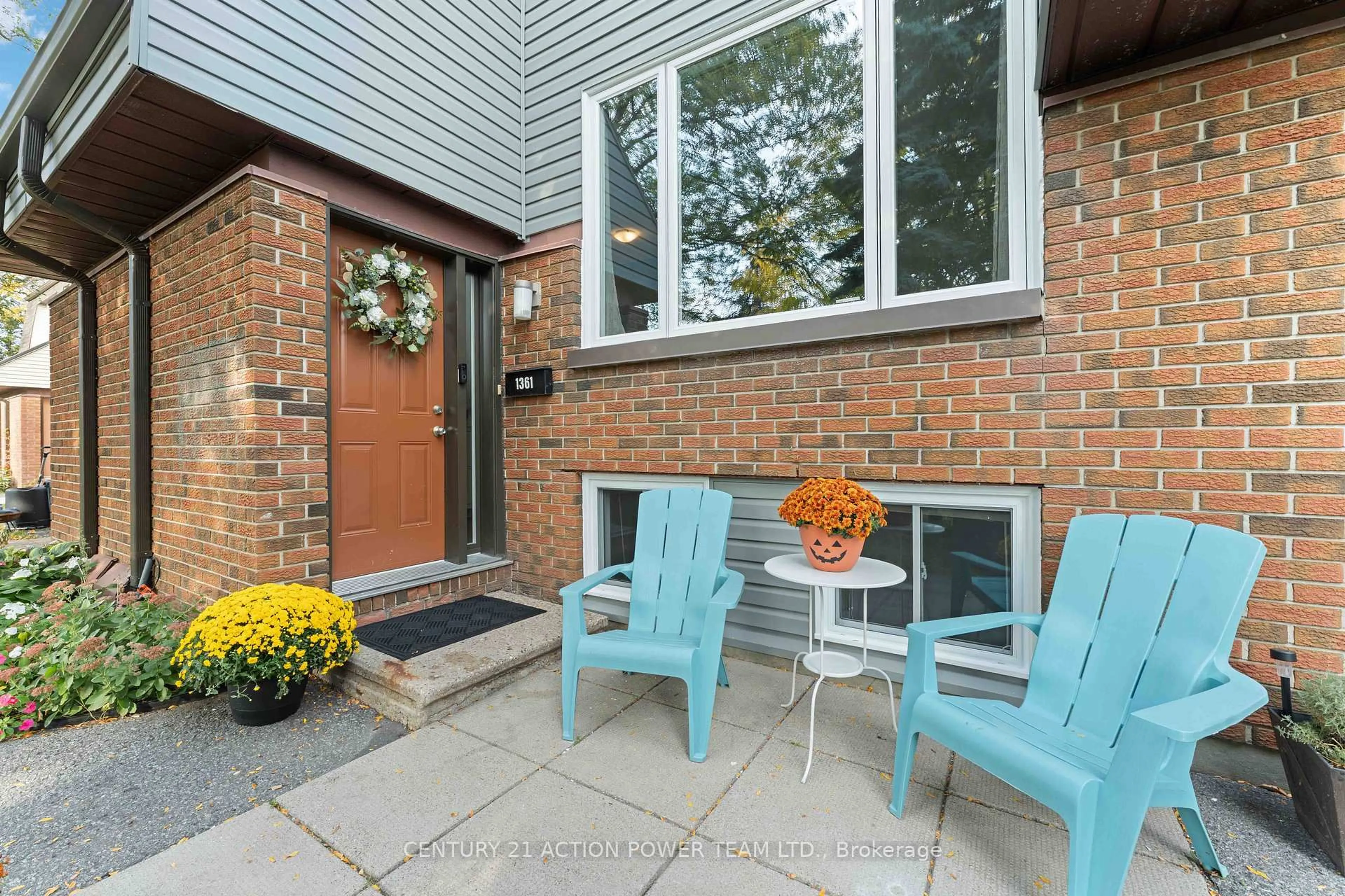 Patio, street for 1361 MARIGOLD Cres, Ottawa Ontario K1B 5E7