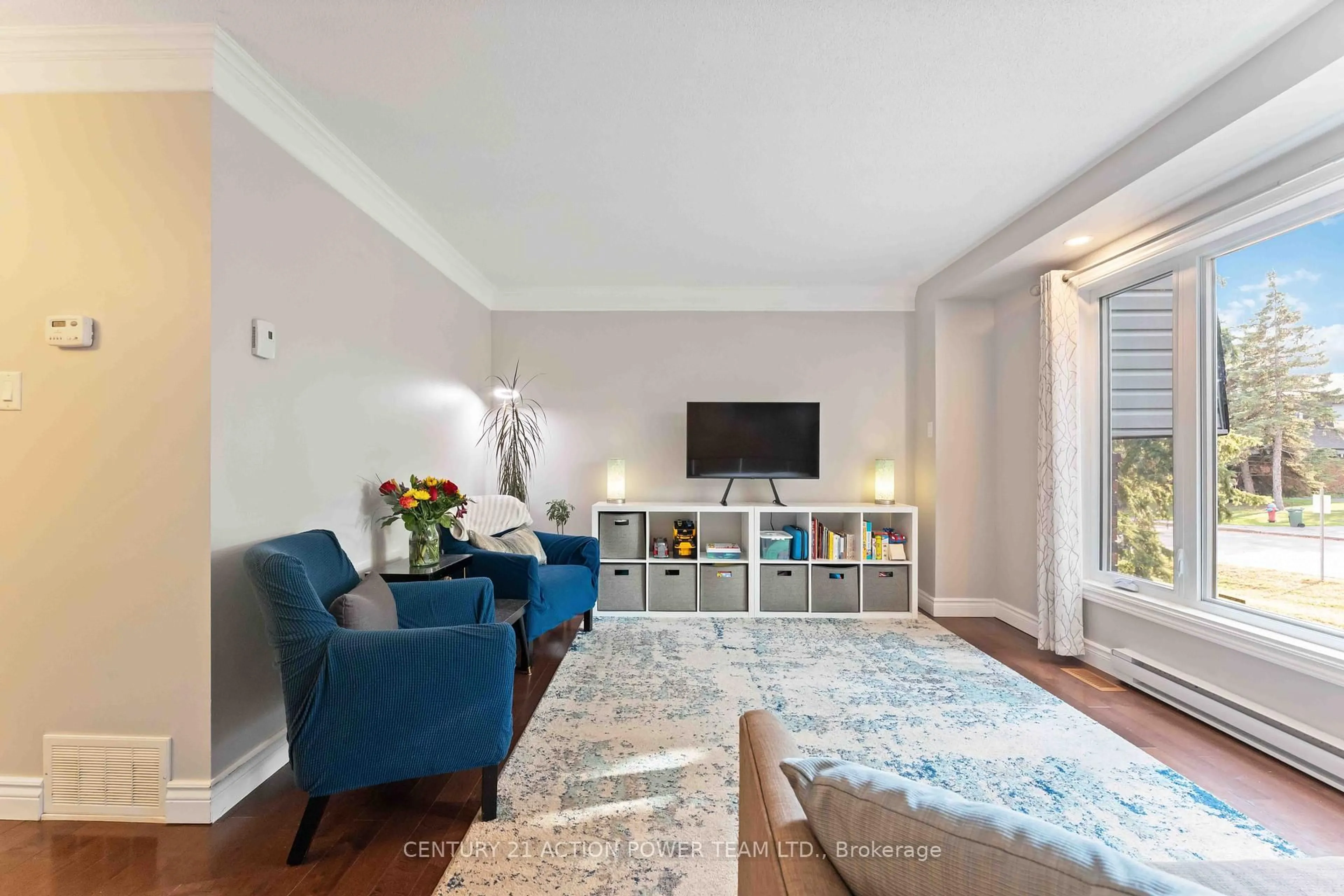 Living room with furniture, unknown for 1361 MARIGOLD Cres, Ottawa Ontario K1B 5E7