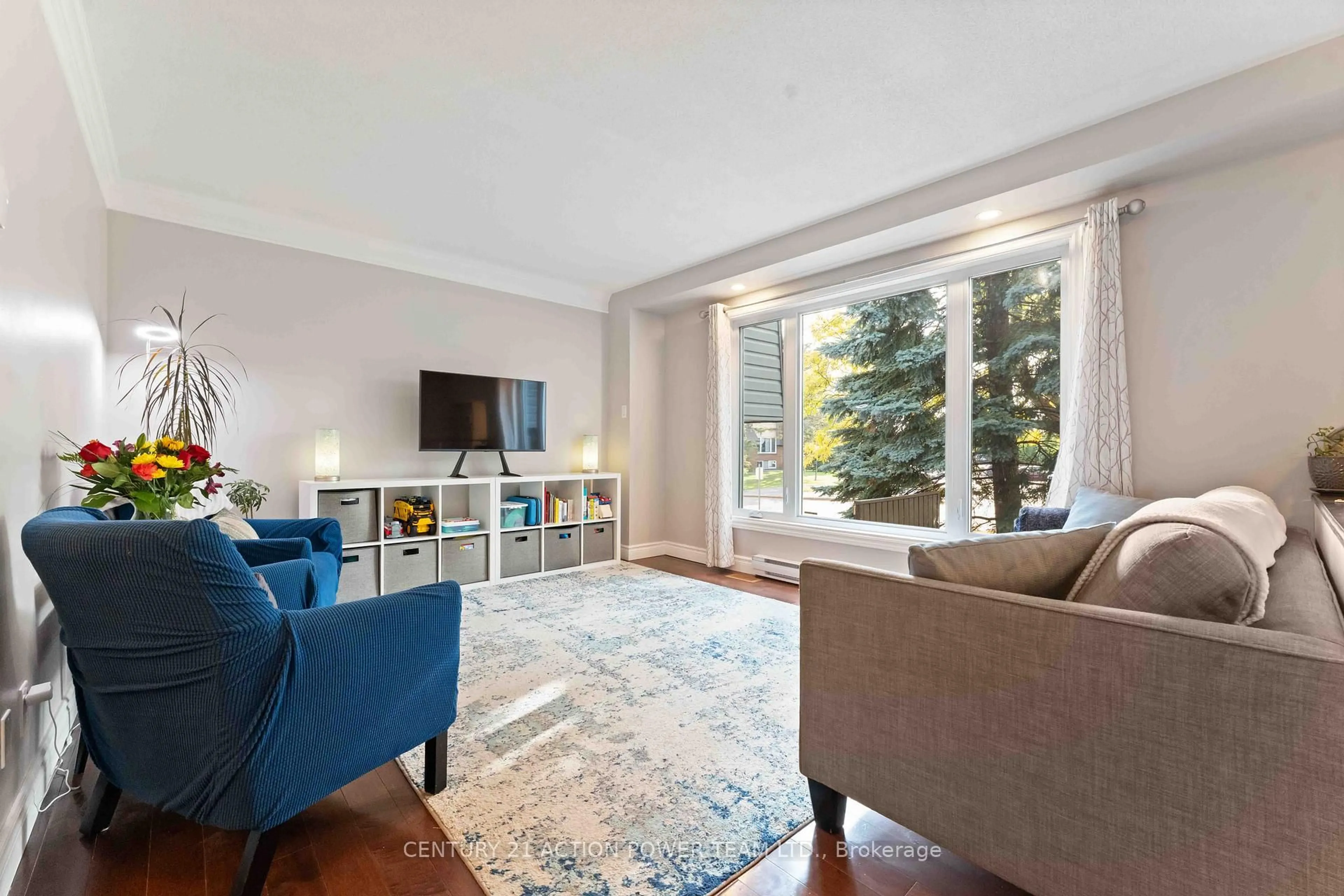 Living room with furniture, unknown for 1361 MARIGOLD Cres, Ottawa Ontario K1B 5E7