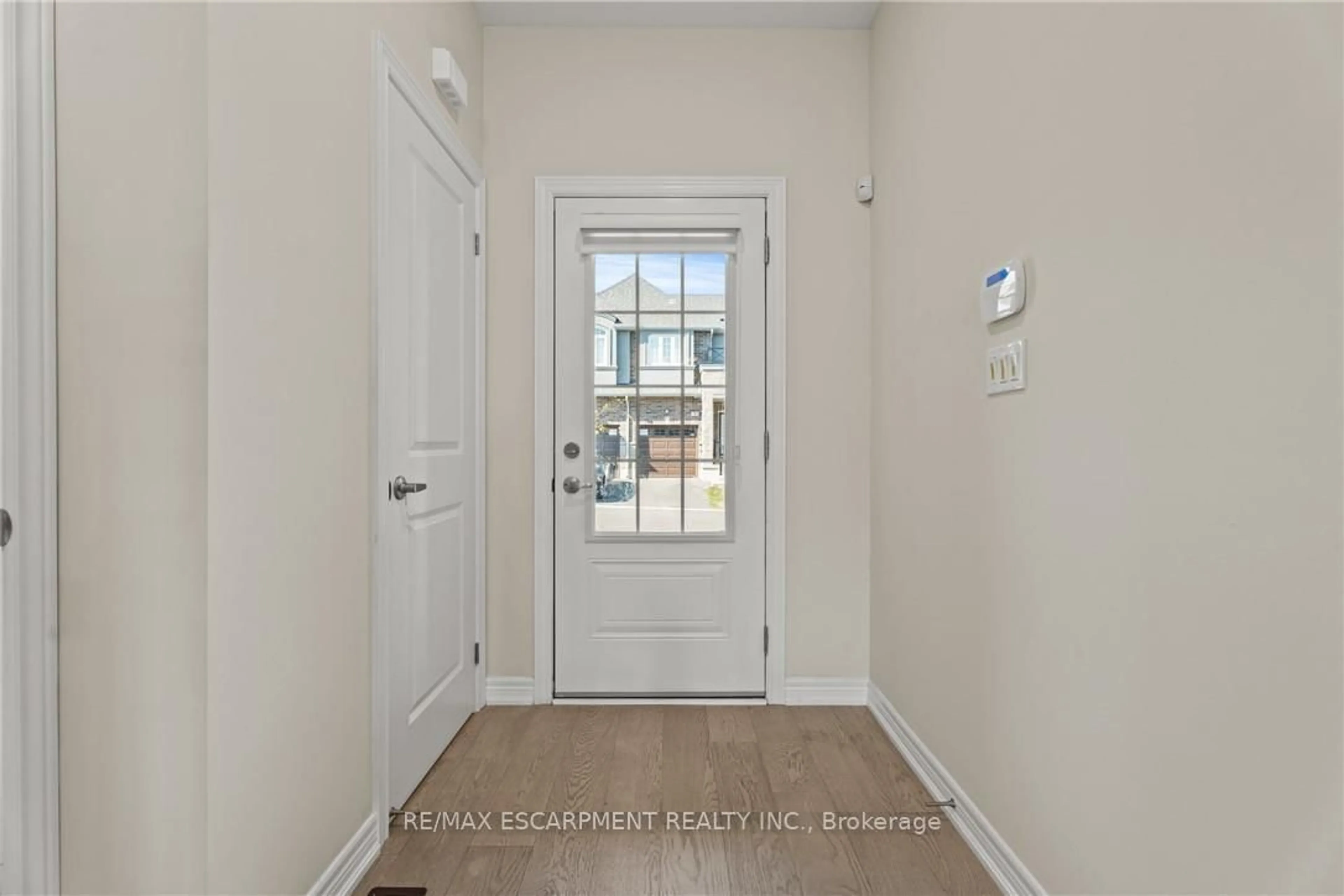Indoor entryway for 8 LINDEN PARK Lane, Hamilton Ontario L9A 1Y1