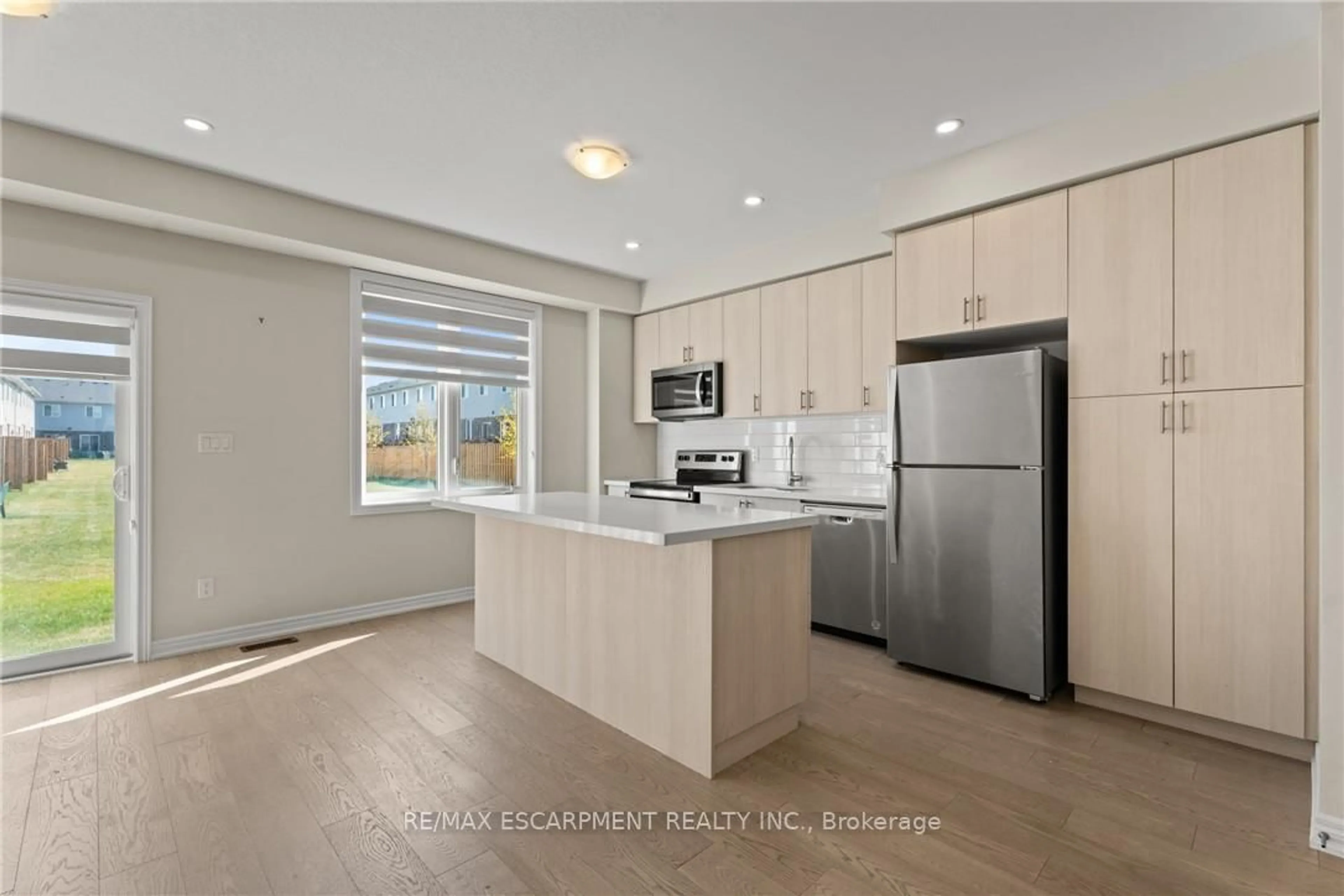 Open concept kitchen, wood/laminate floor for 8 LINDEN PARK Lane, Hamilton Ontario L9A 1Y1