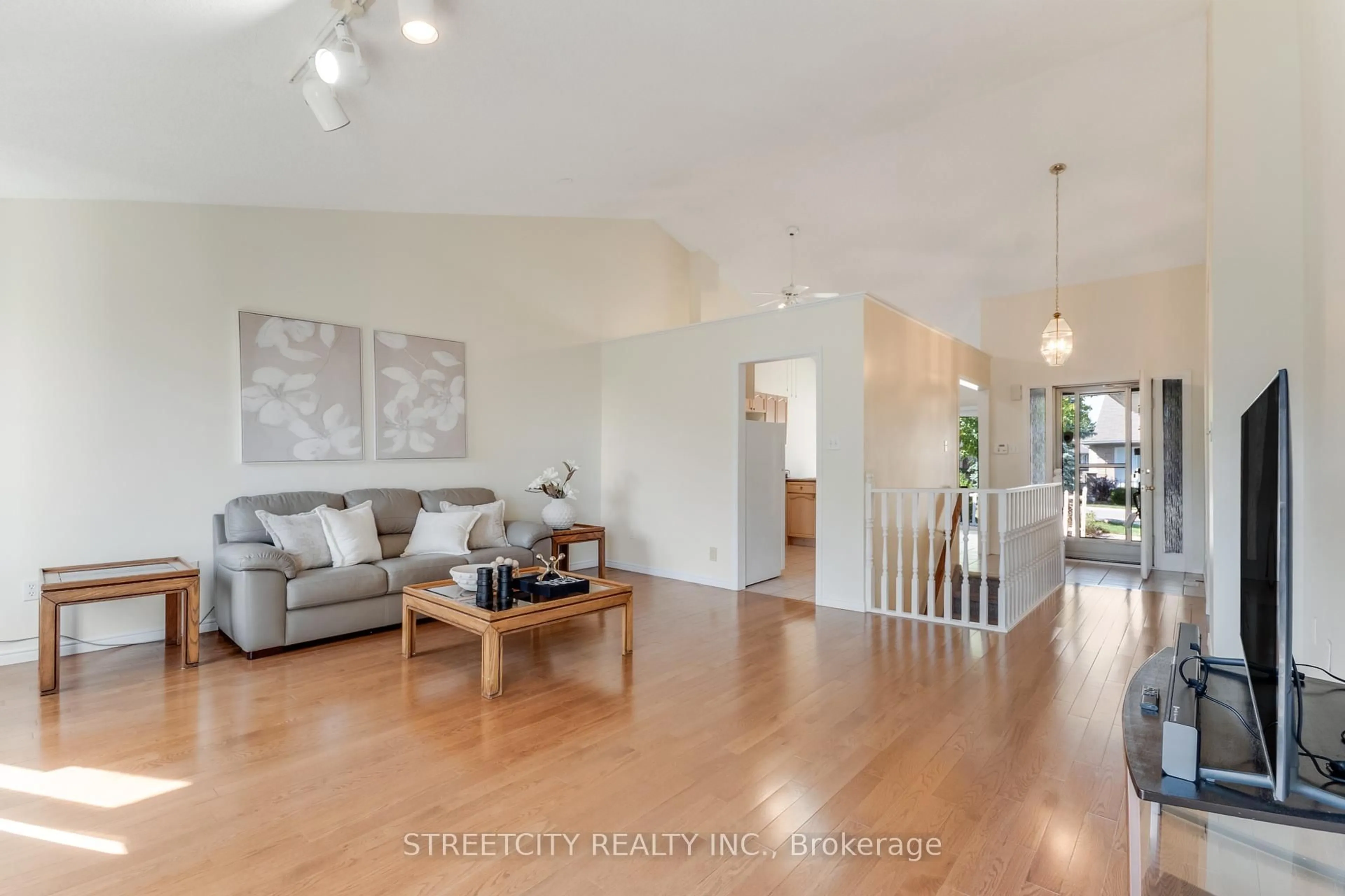 Indoor entryway for 861 Shelborne St #34, London South Ontario N5Z 5C5