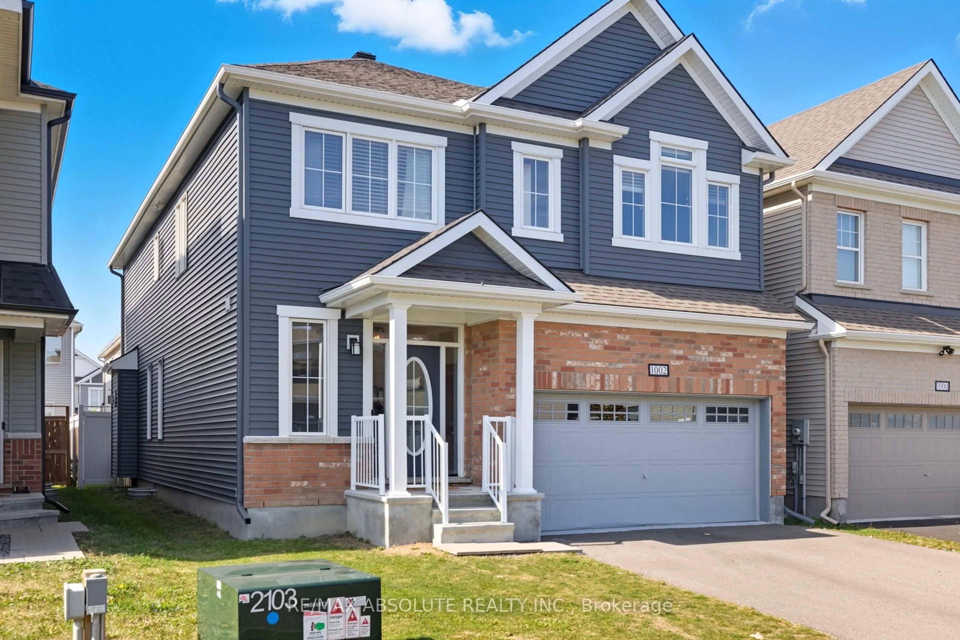 Home with vinyl exterior material, street for 1002 Cottontail Walk, Ottawa Ontario K1G 3H1