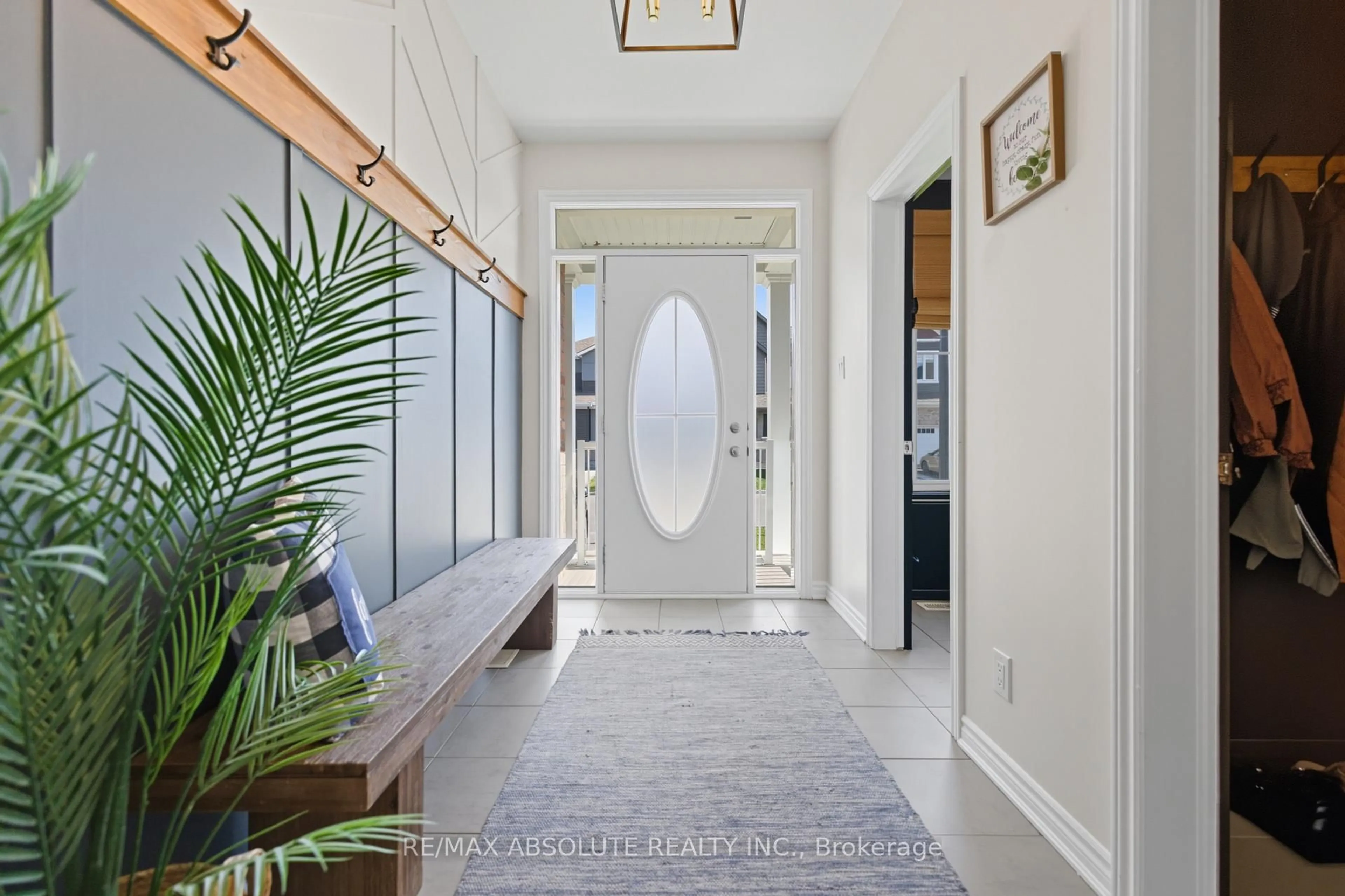 Indoor entryway for 1002 Cottontail Walk, Ottawa Ontario K1G 3H1