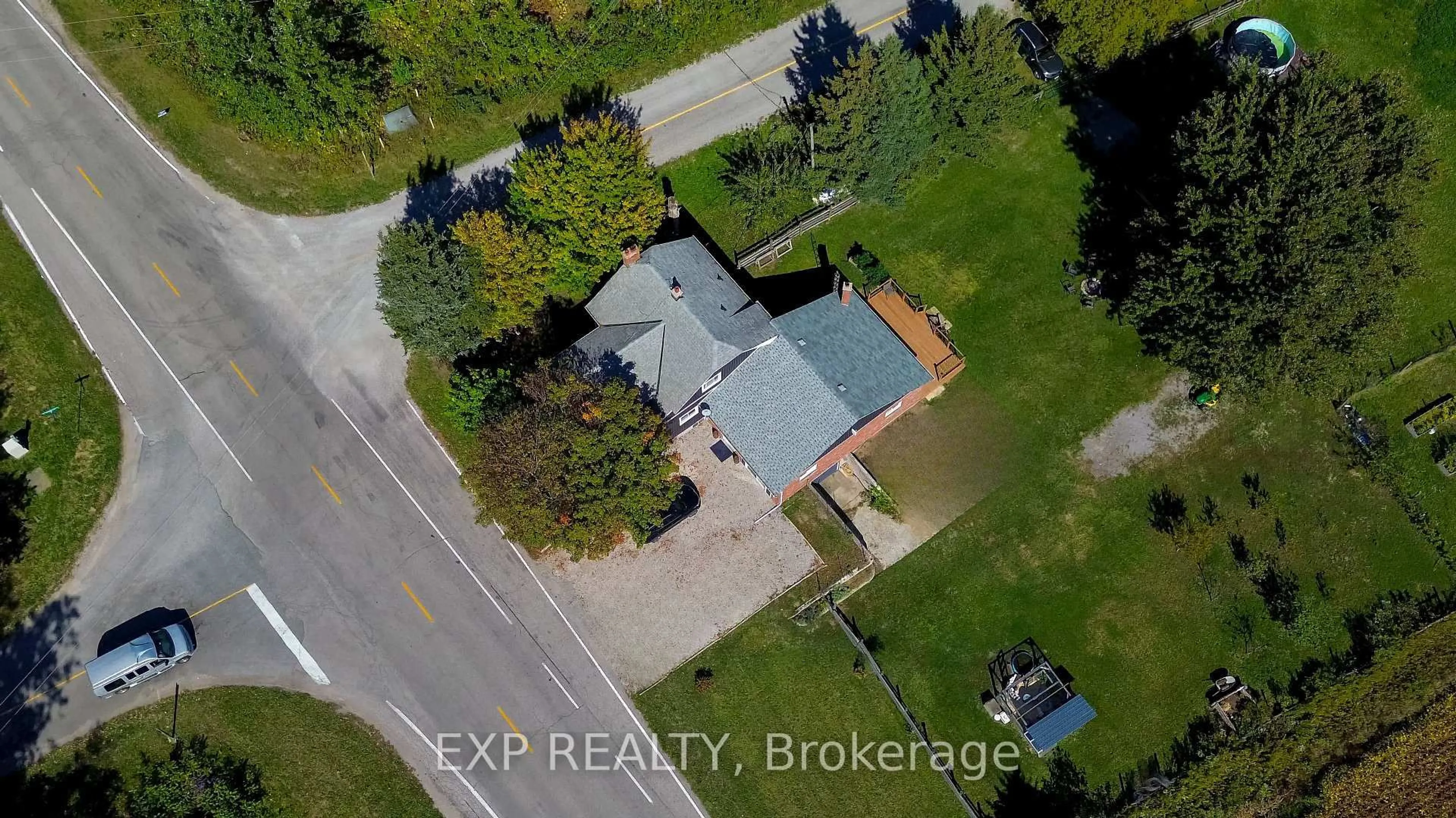 A pic from outside/outdoor area/front of a property/back of a property/a pic from drone, street for 940 Hutchinson Rd, Haldimand Ontario N0A 1K0