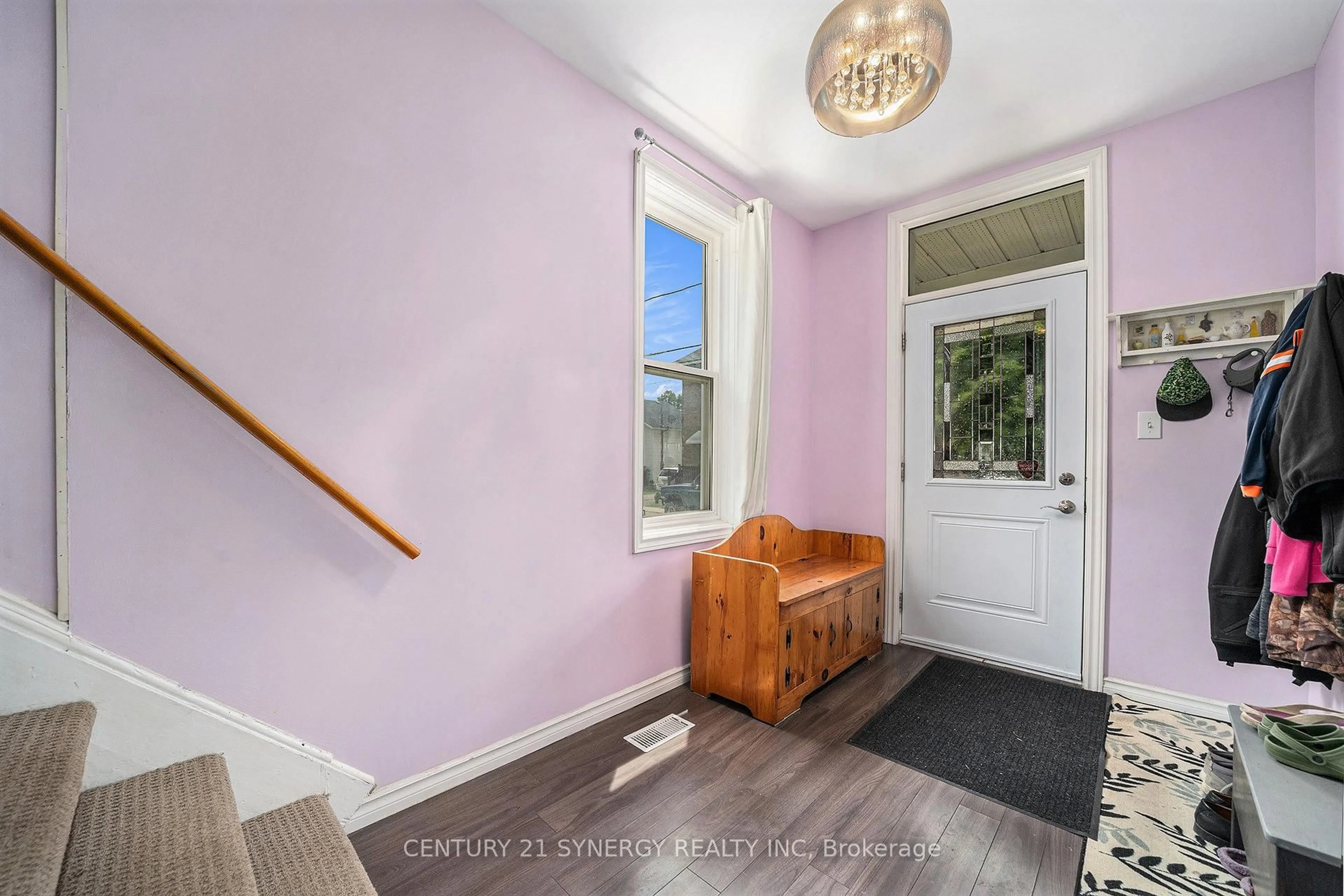 Indoor entryway for 25 Kensington Ave, Smiths Falls Ontario K7A 2K6