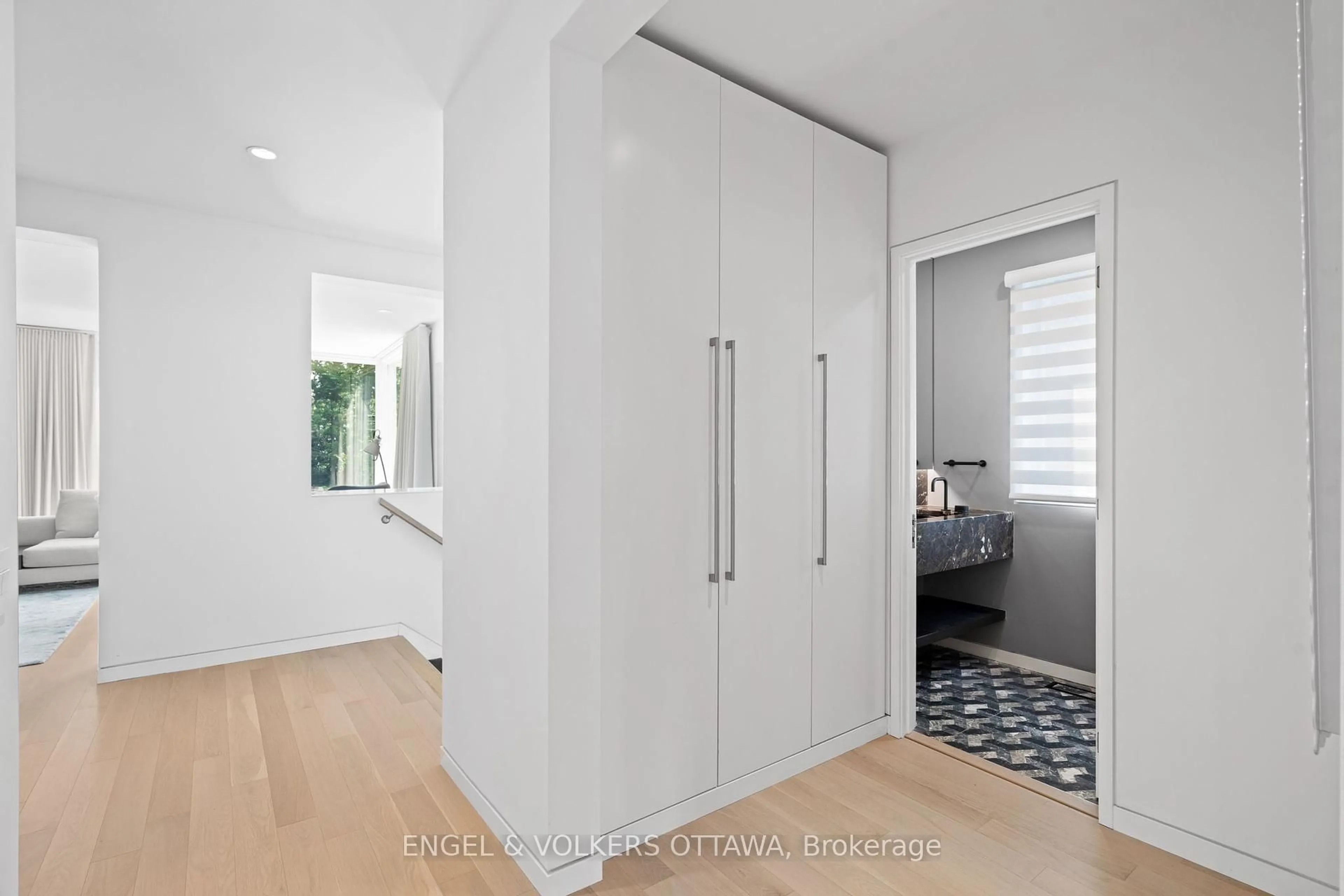 Indoor entryway for 5 Clemow Ave, Ottawa Ontario K1S 2A9