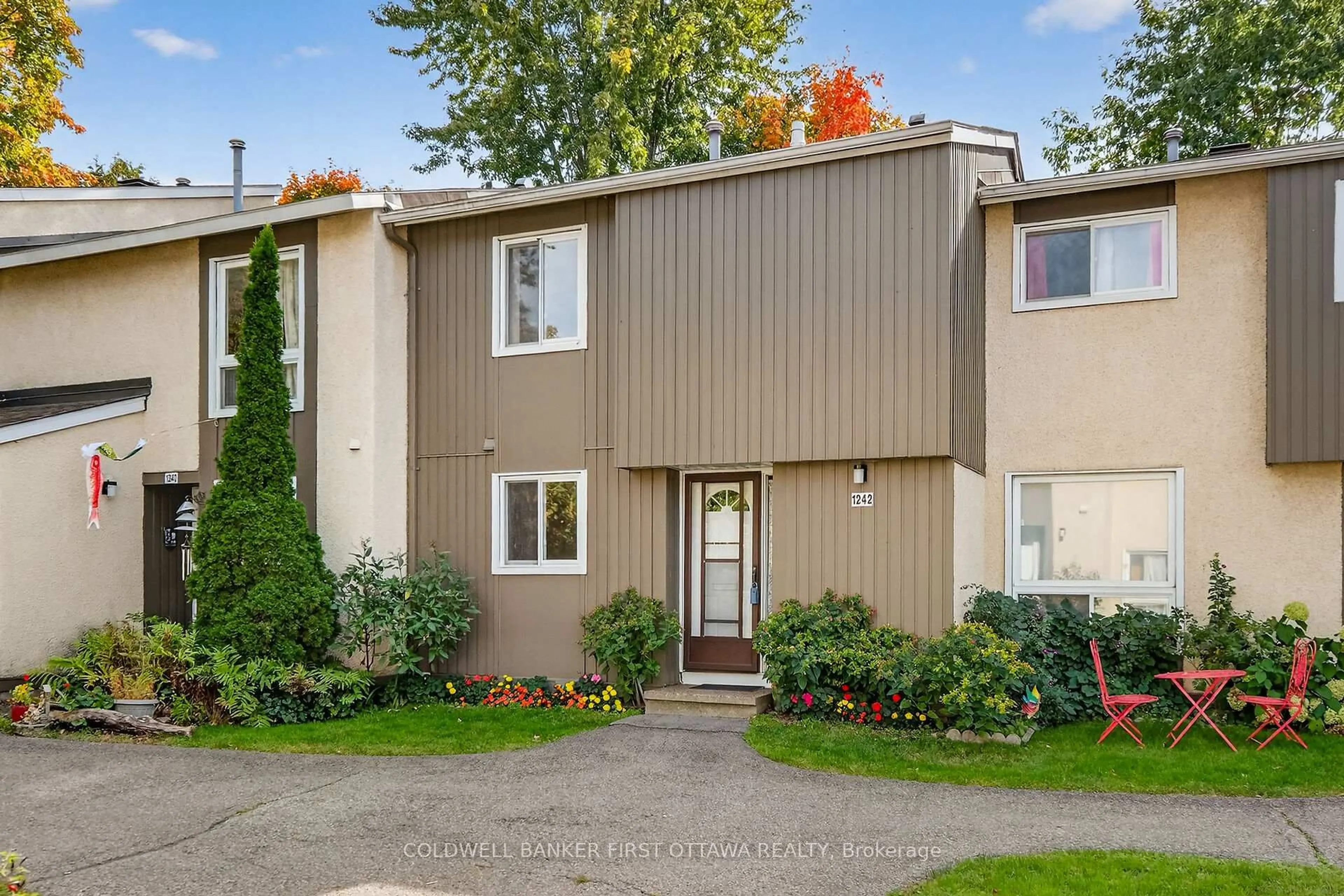 Home with vinyl exterior material, street for 1242 Lassiter Terr #1242, Ottawa Ontario K1J 8N1