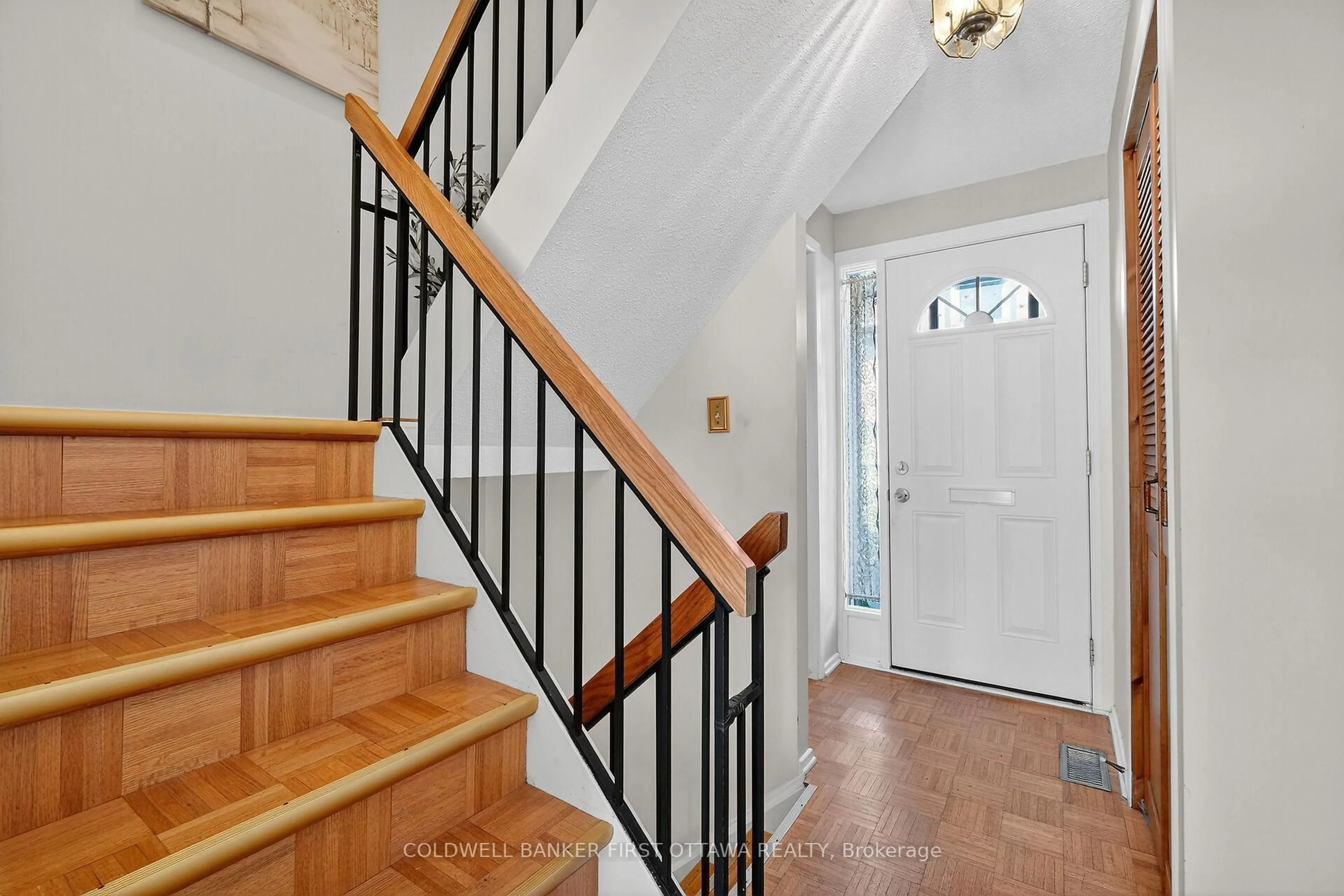 Indoor entryway for 1242 Lassiter Terr #1242, Ottawa Ontario K1J 8N1