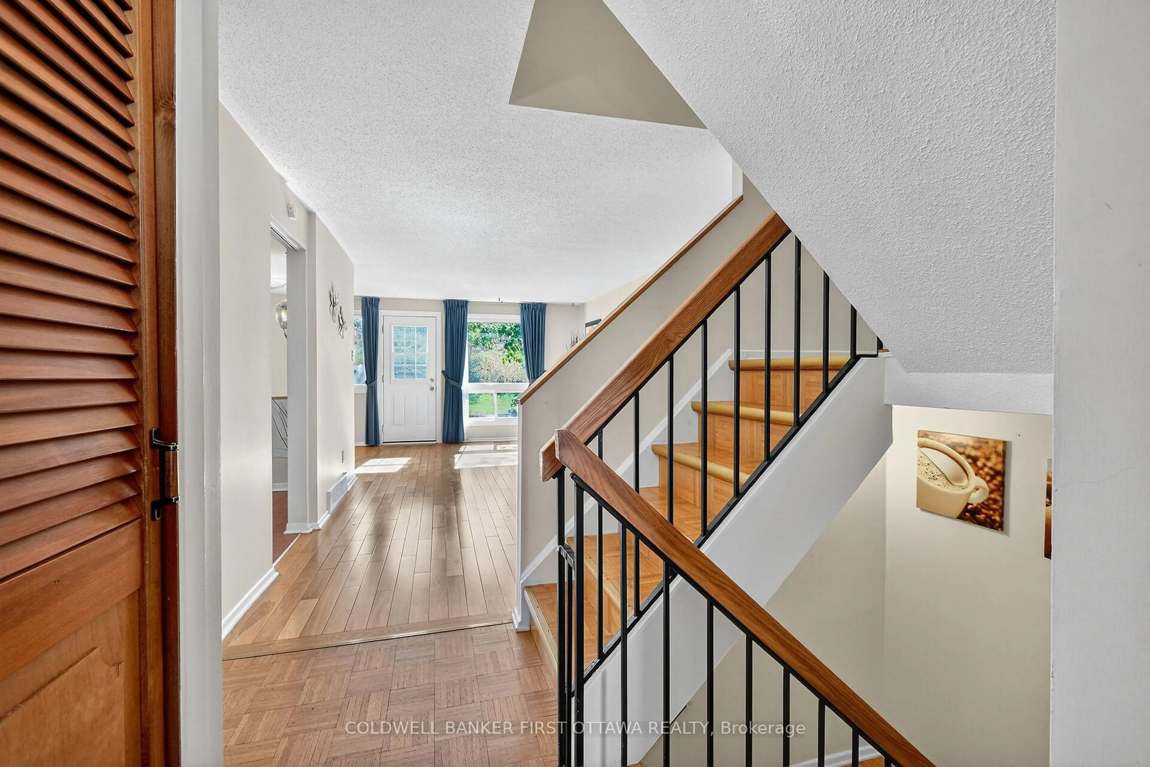 Indoor foyer for 1242 Lassiter Terr #1242, Ottawa Ontario K1J 8N1