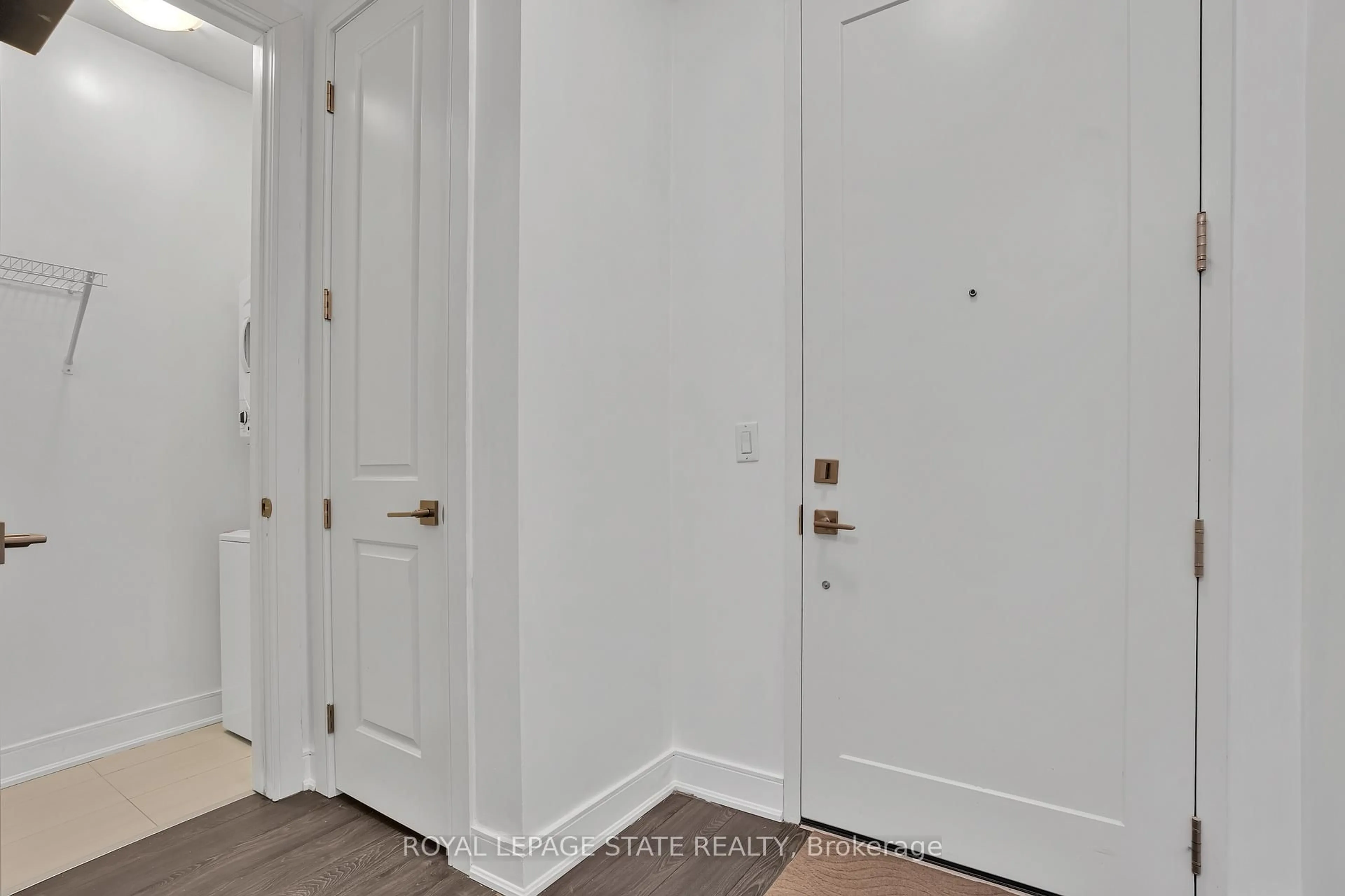 Indoor entryway for 150 main St #910, Hamilton Ontario L8P 1H8