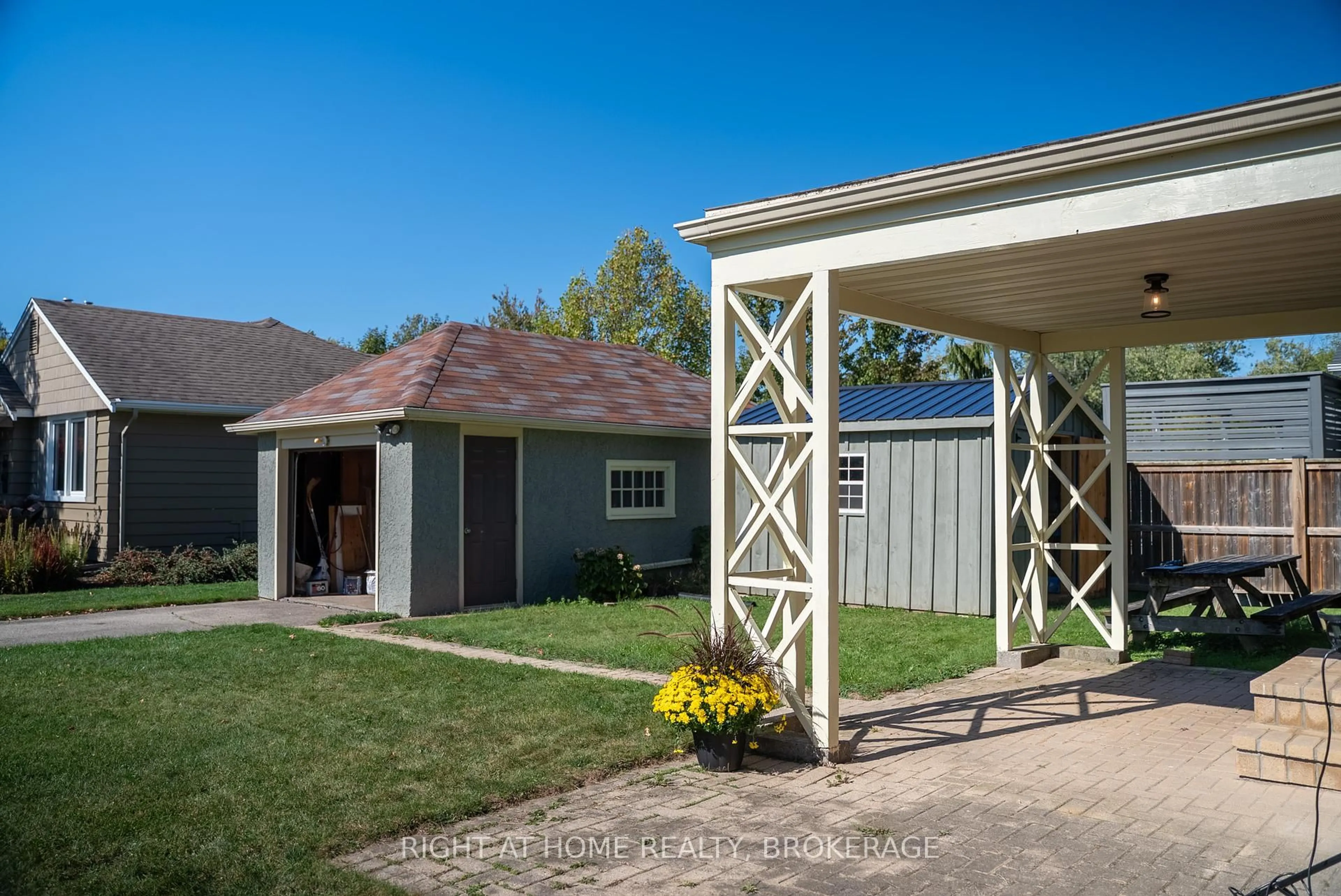 Home with vinyl exterior material, street for 57 Edgar St, Welland Ontario L3C 1S6