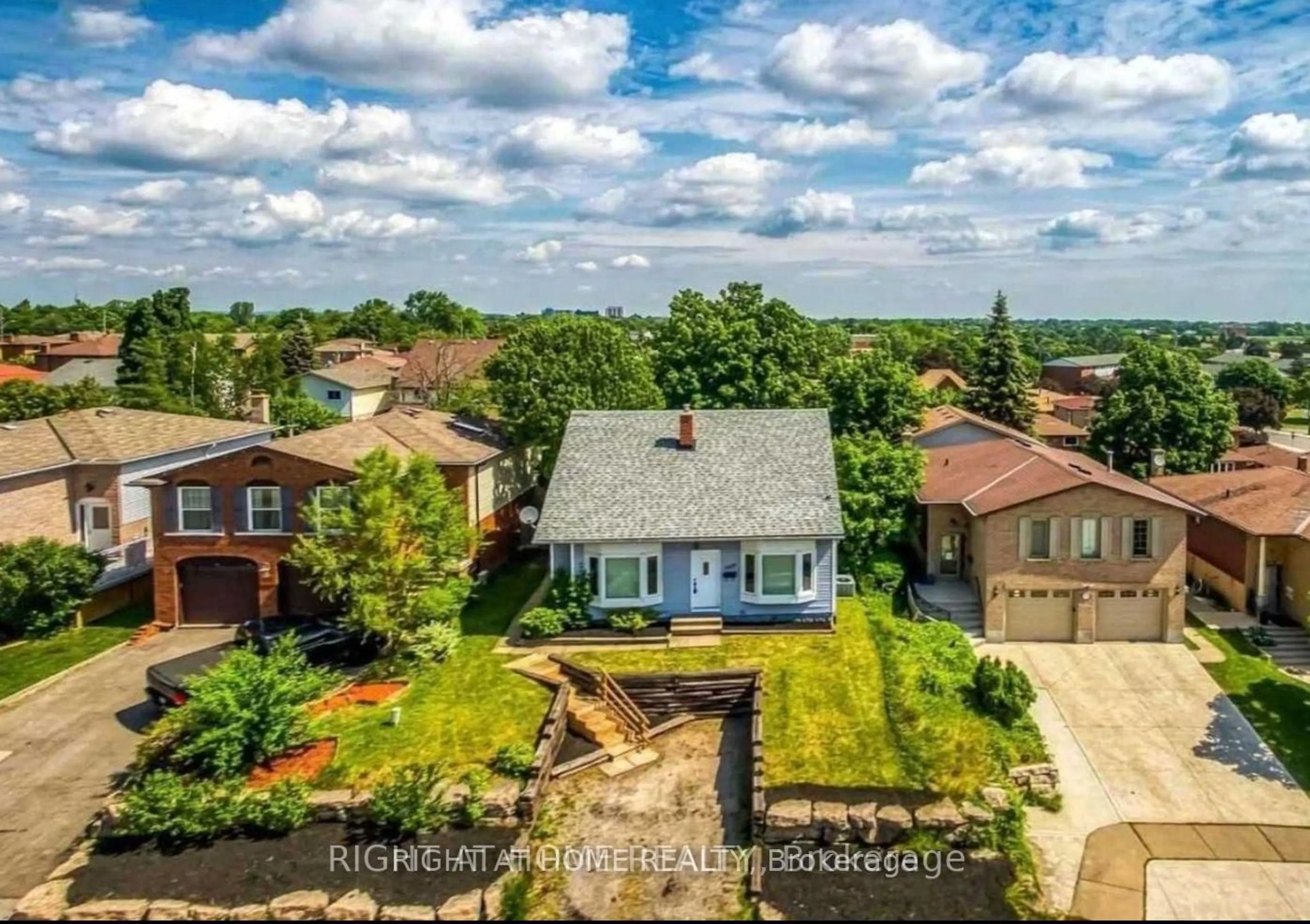 A pic from outside/outdoor area/front of a property/back of a property/a pic from drone, unknown for 1025 Stone Church Rd, Hamilton Ontario L8W 1B2