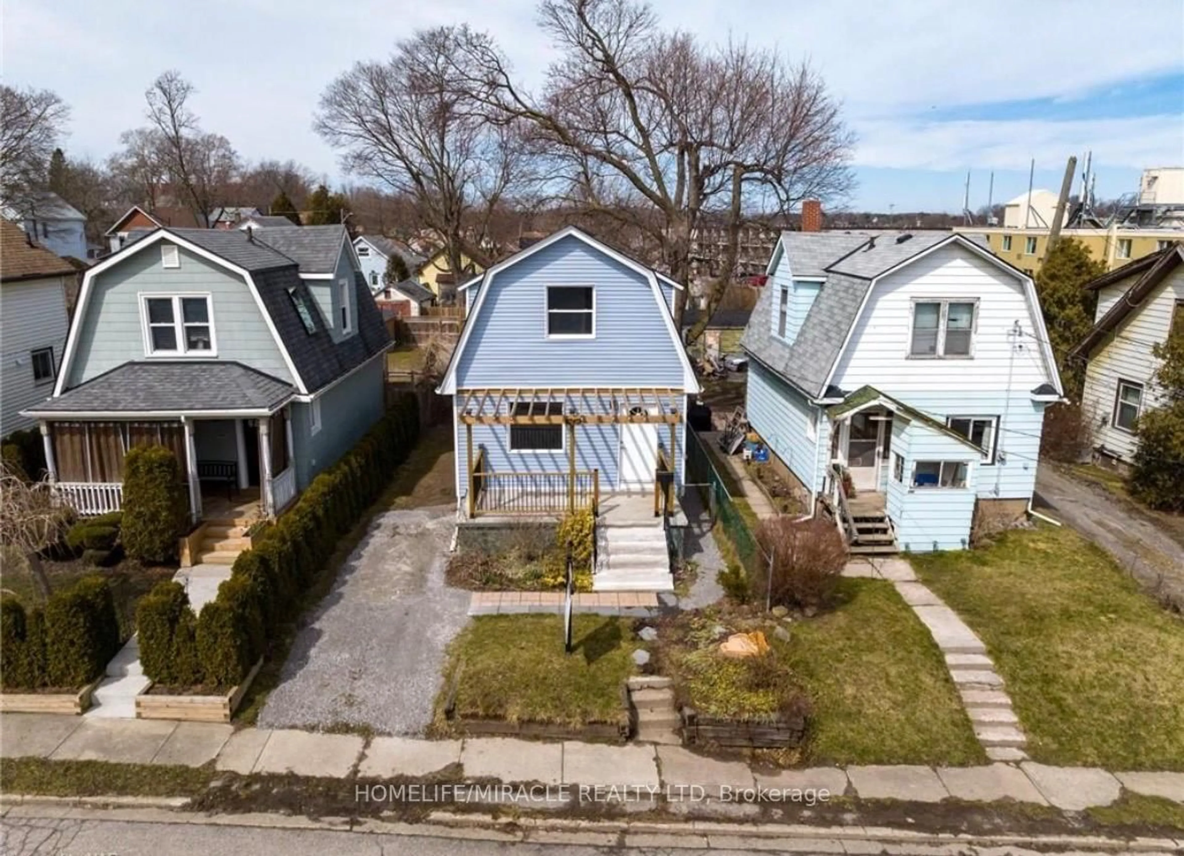 A pic from outside/outdoor area/front of a property/back of a property/a pic from drone, street for 4249 Elgin St, Niagara Falls Ontario L2E 2X7