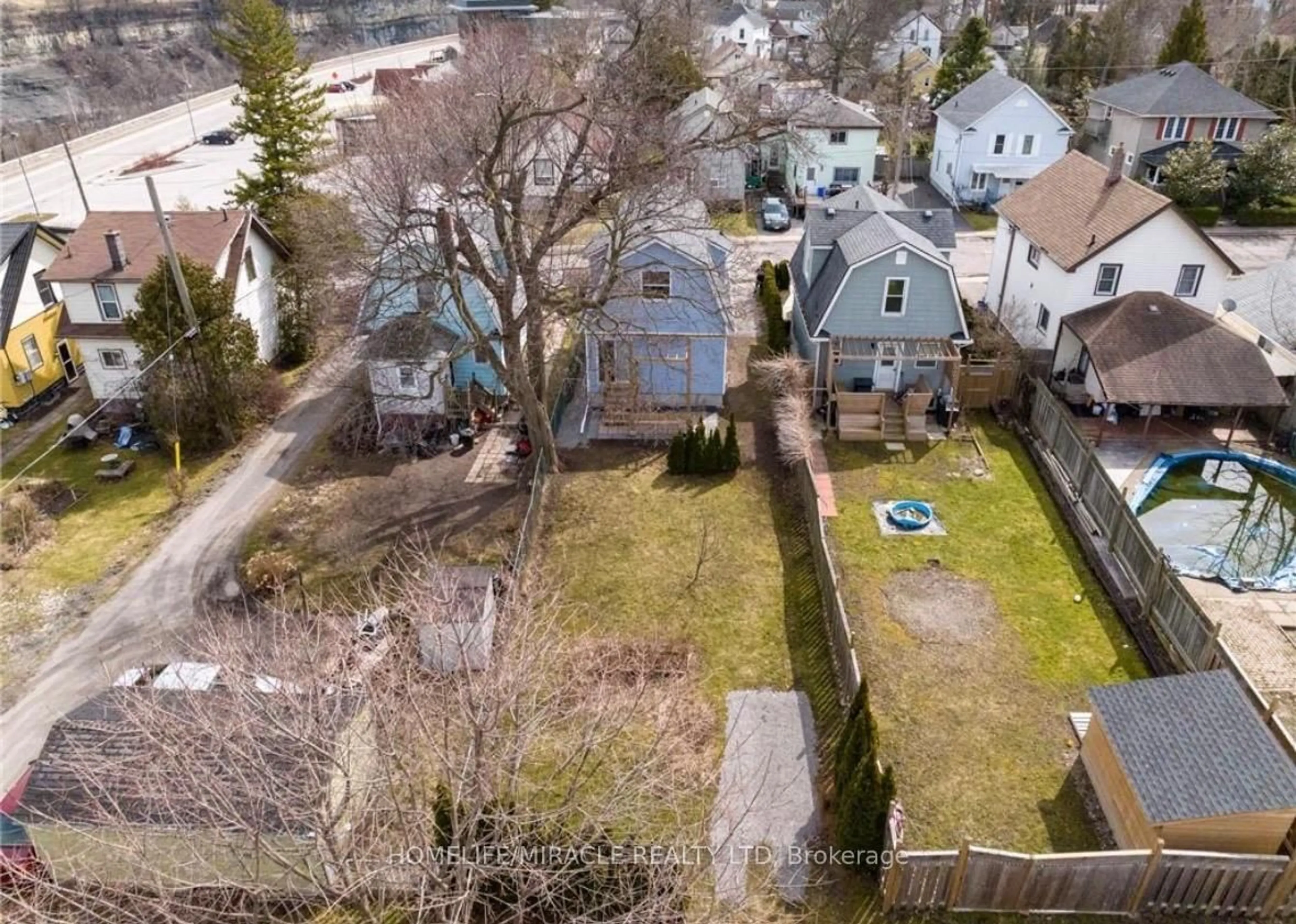 A pic from outside/outdoor area/front of a property/back of a property/a pic from drone, street for 4249 Elgin St, Niagara Falls Ontario L2E 2X7