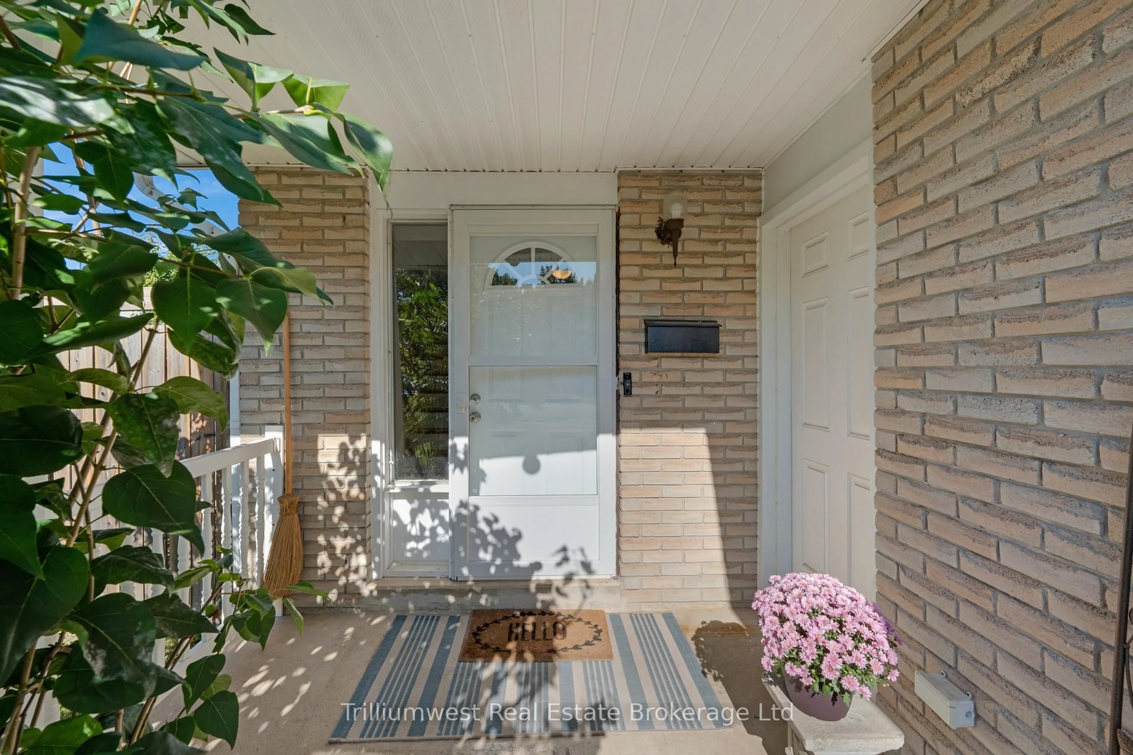 Patio, street for 130 Dalegrove Dr, Kitchener Ontario N2M 2G5