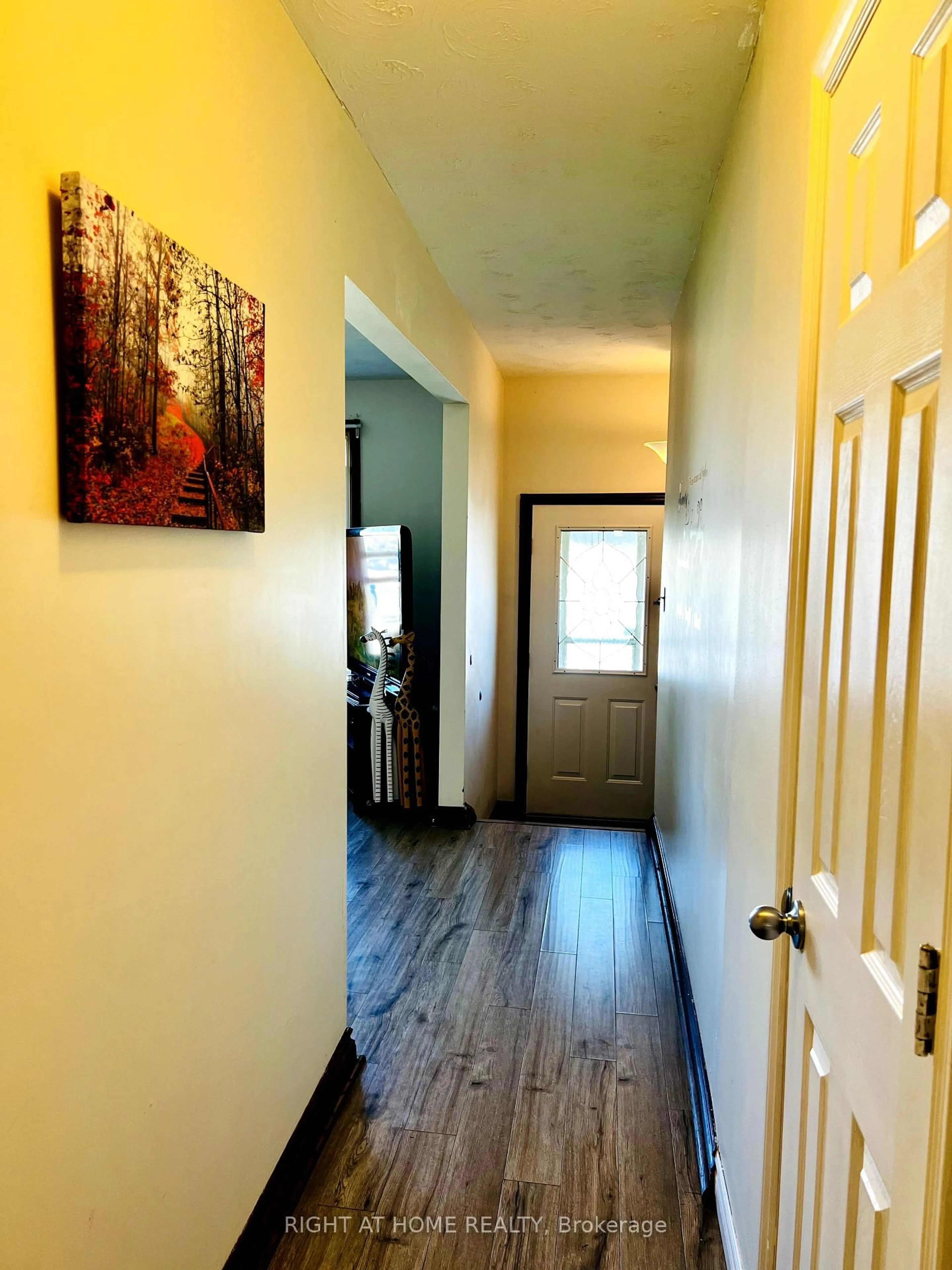 Indoor entryway for 146 St Augustine Dr, St. Catharines Ontario L2P 3W1