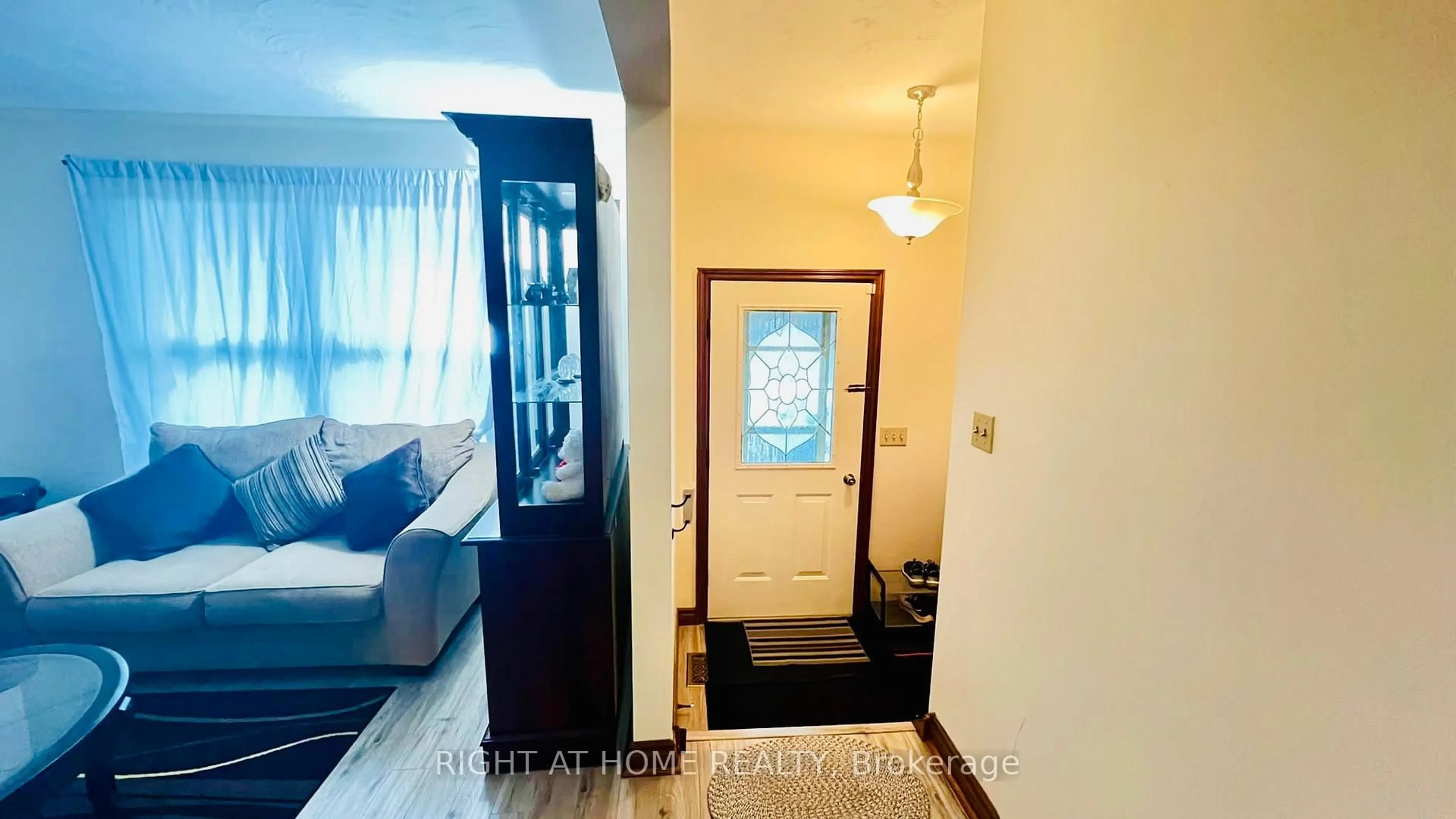 Indoor entryway for 146 St Augustine Dr, St. Catharines Ontario L2P 3W1