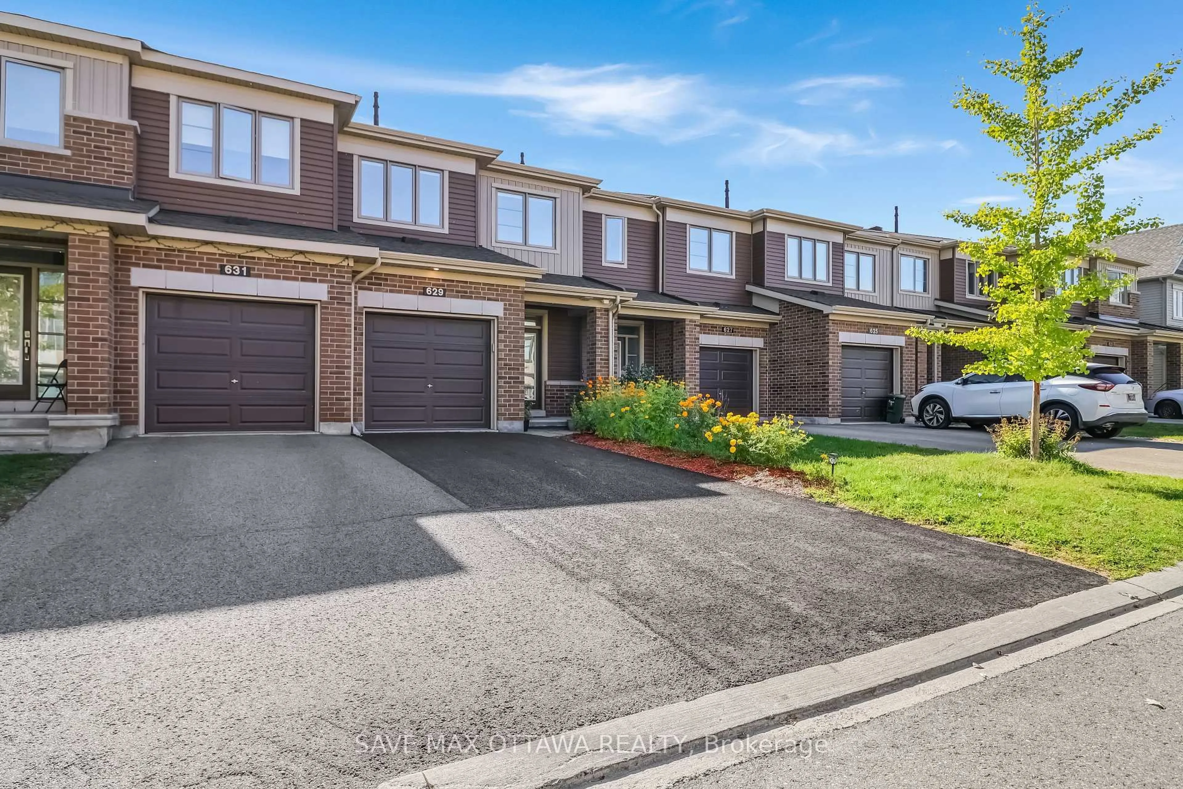 A pic from outside/outdoor area/front of a property/back of a property/a pic from drone, street for 629 Lauraleaf Cres, Ottawa Ontario K2J 6G9