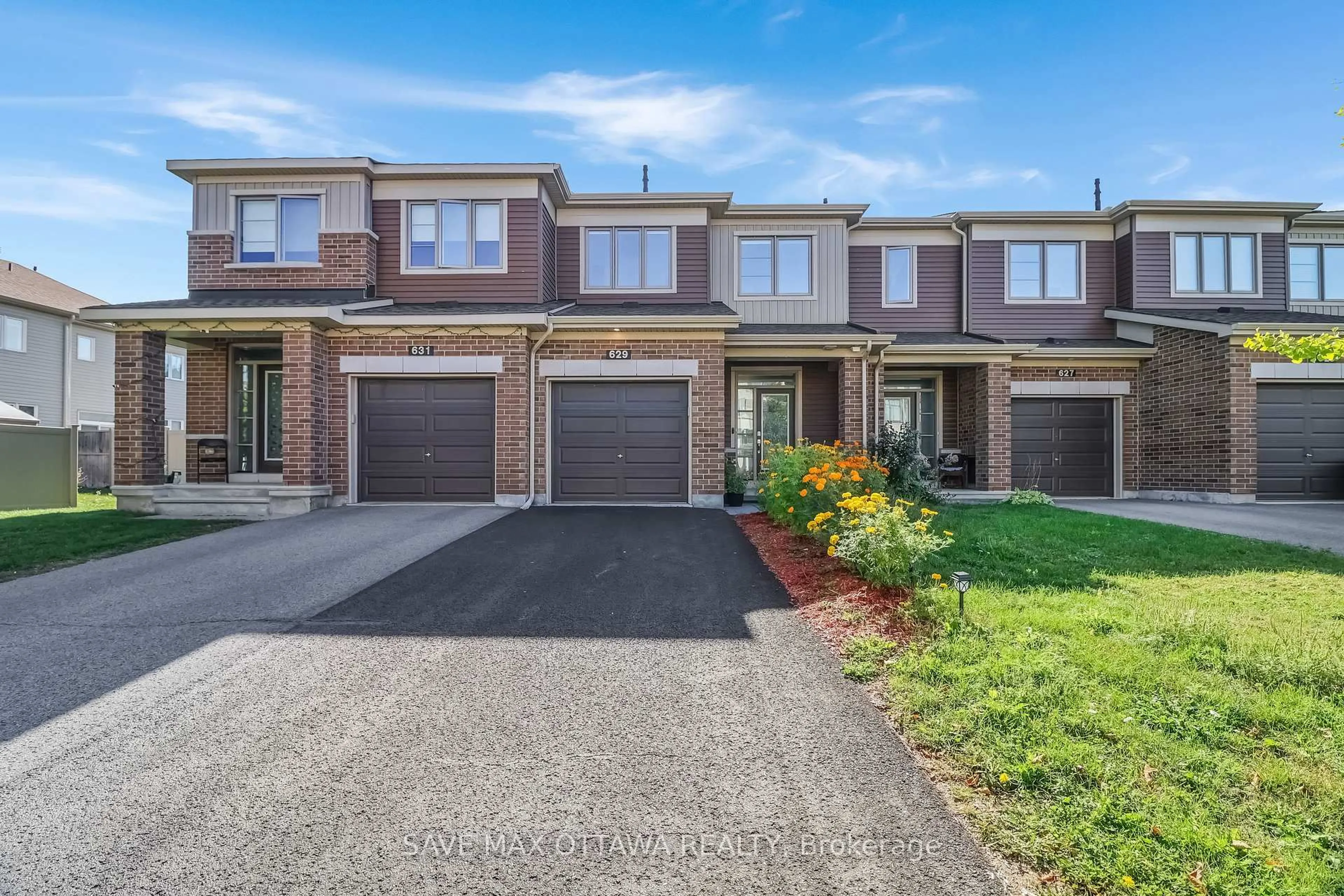 A pic from outside/outdoor area/front of a property/back of a property/a pic from drone, street for 629 Lauraleaf Cres, Ottawa Ontario K2J 6G9
