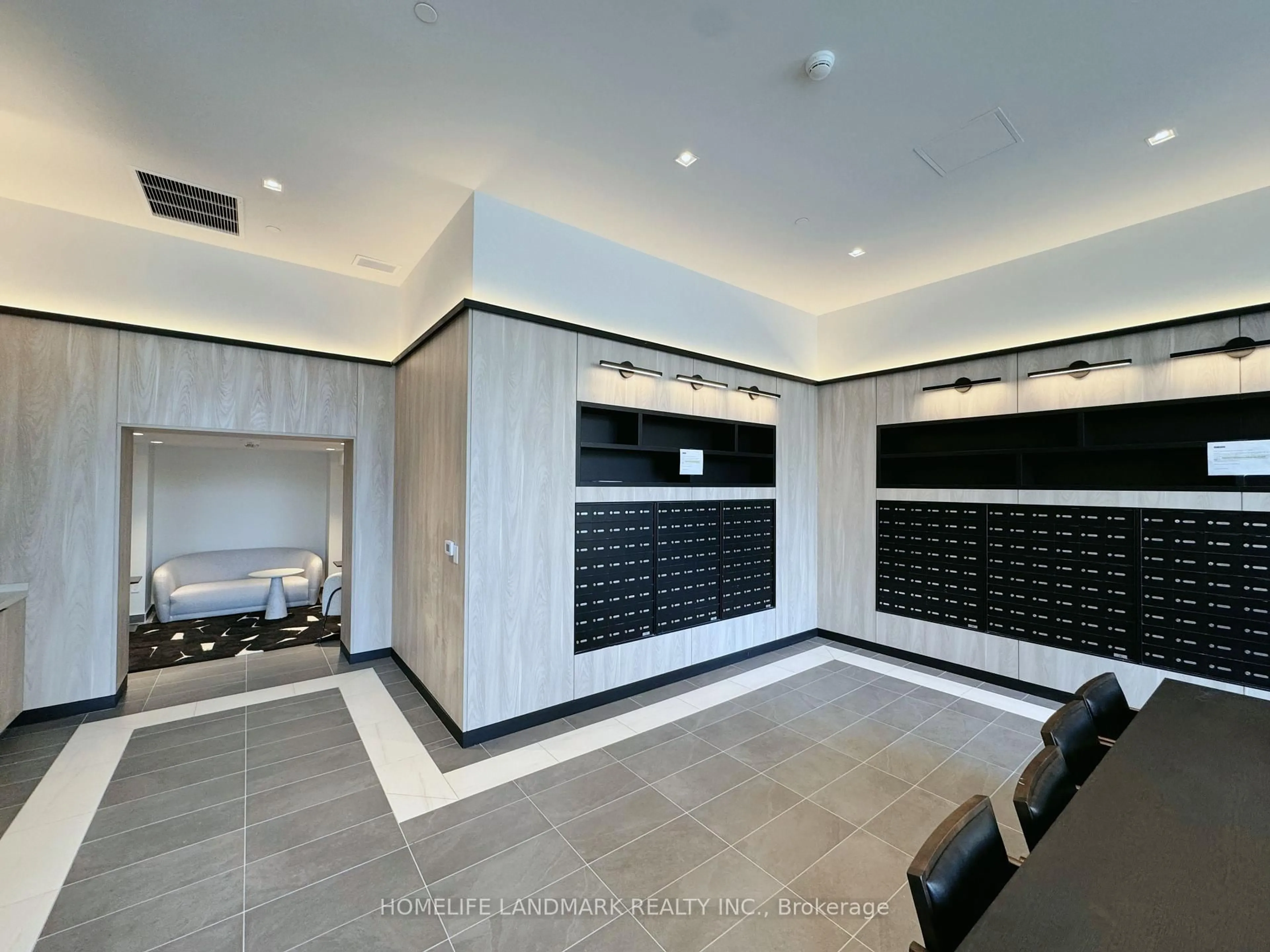 Indoor foyer for 1 Jarvis St #909, Hamilton Ontario L8R 0A8