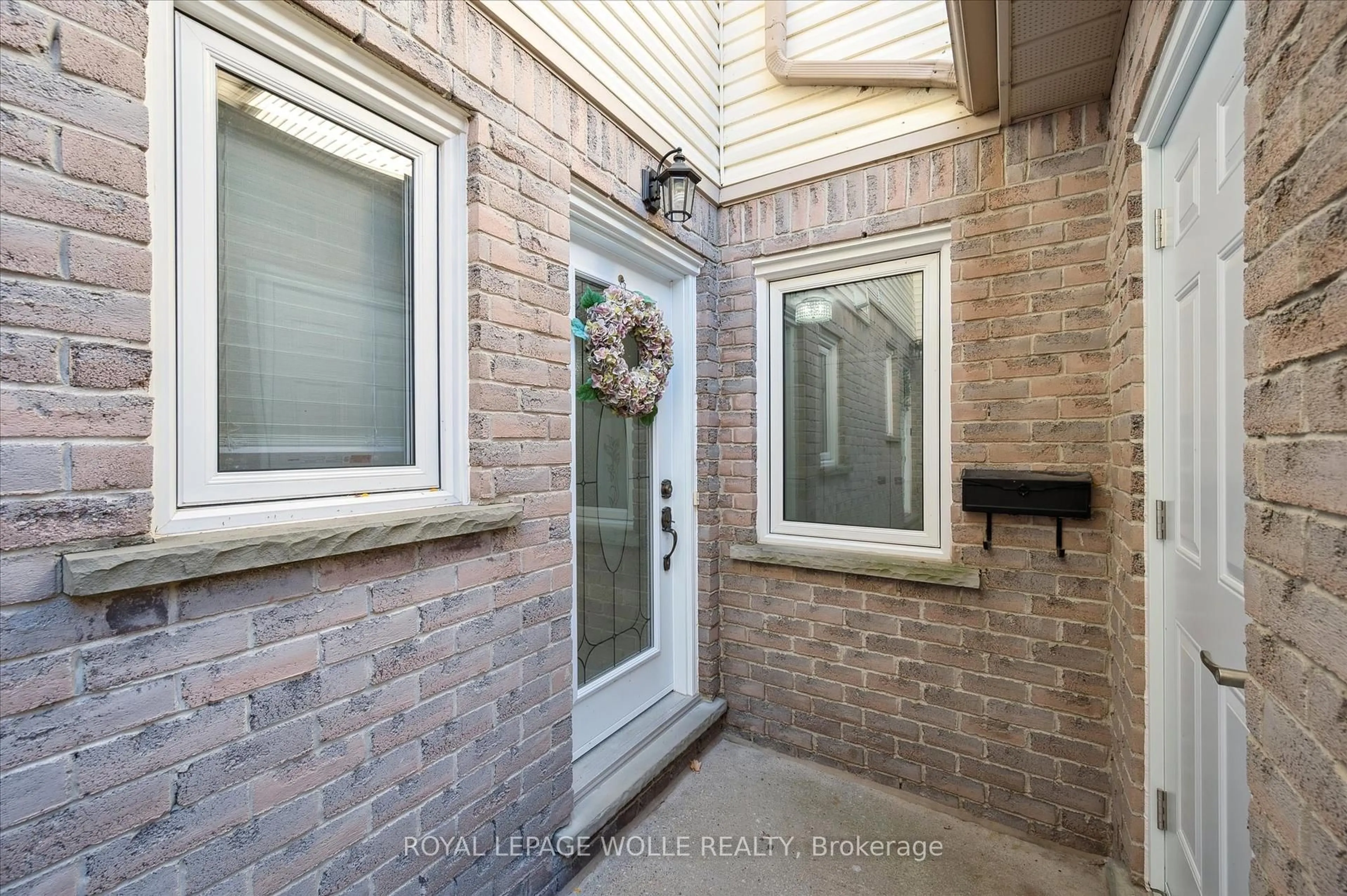 Indoor entryway for 365 Bennington Gate #37, Waterloo Ontario N2T 2L1