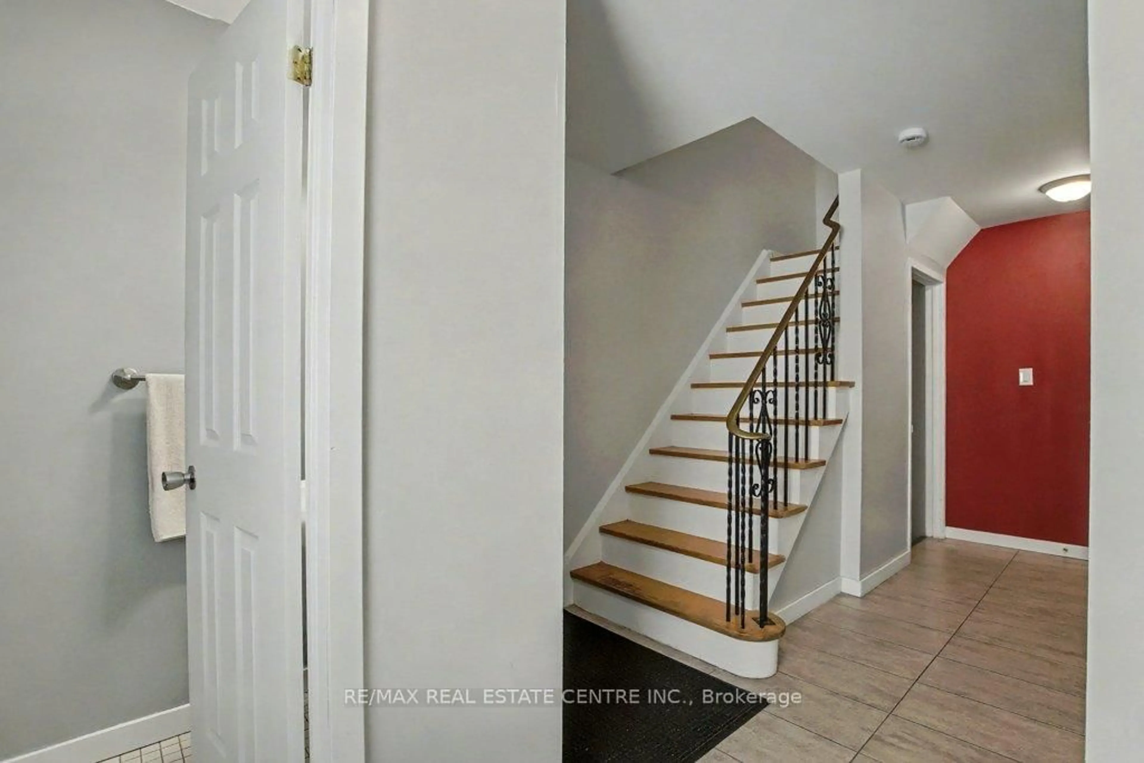 Indoor entryway for 73 Obermeyer Dr, Kitchener Ontario N2A 1P5