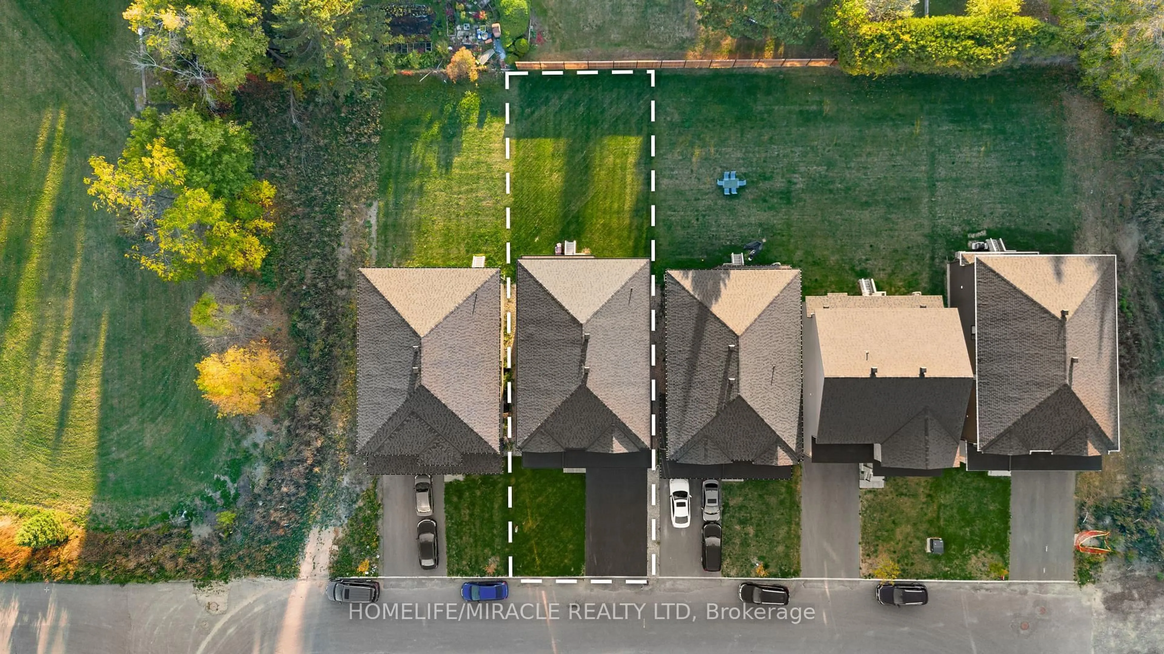A pic from outside/outdoor area/front of a property/back of a property/a pic from drone, street for 616 Kenabeek Terr, Ottawa Ontario K4M 0M2