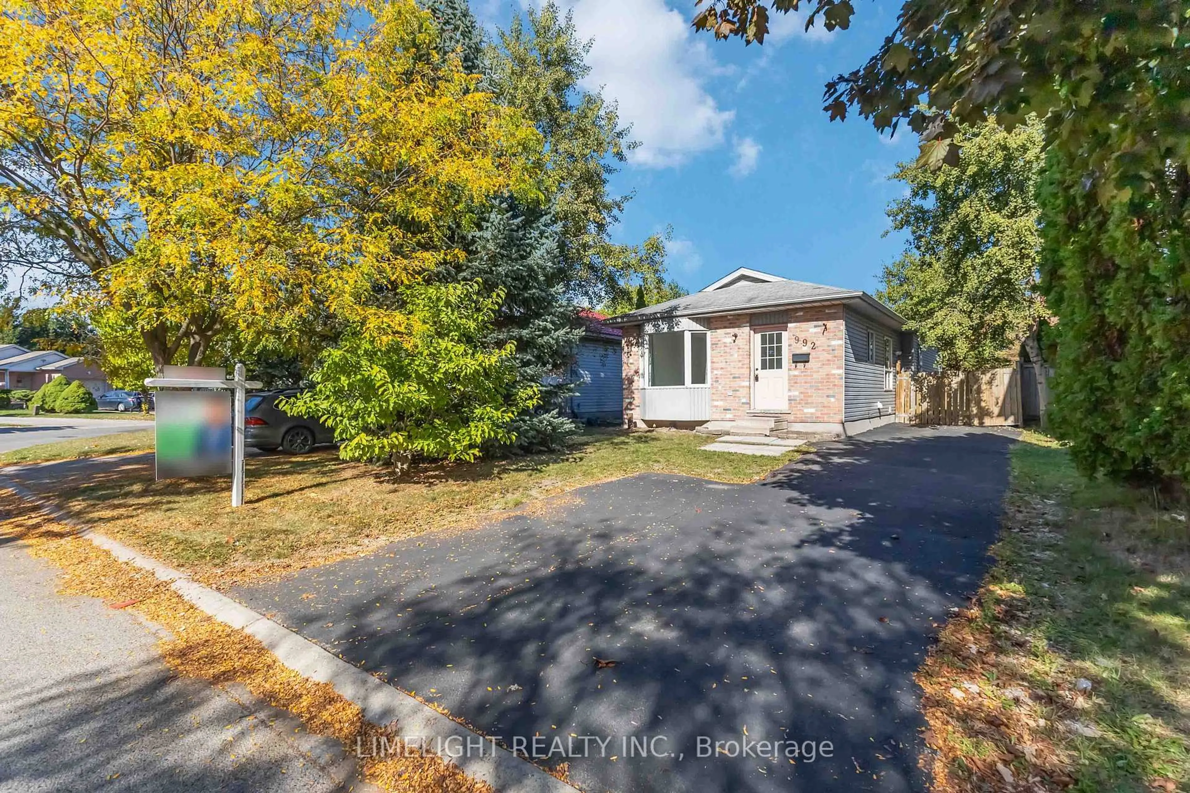 A pic from outside/outdoor area/front of a property/back of a property/a pic from drone, street for 992 Prosperity Crt, London East Ontario N5V 5C7