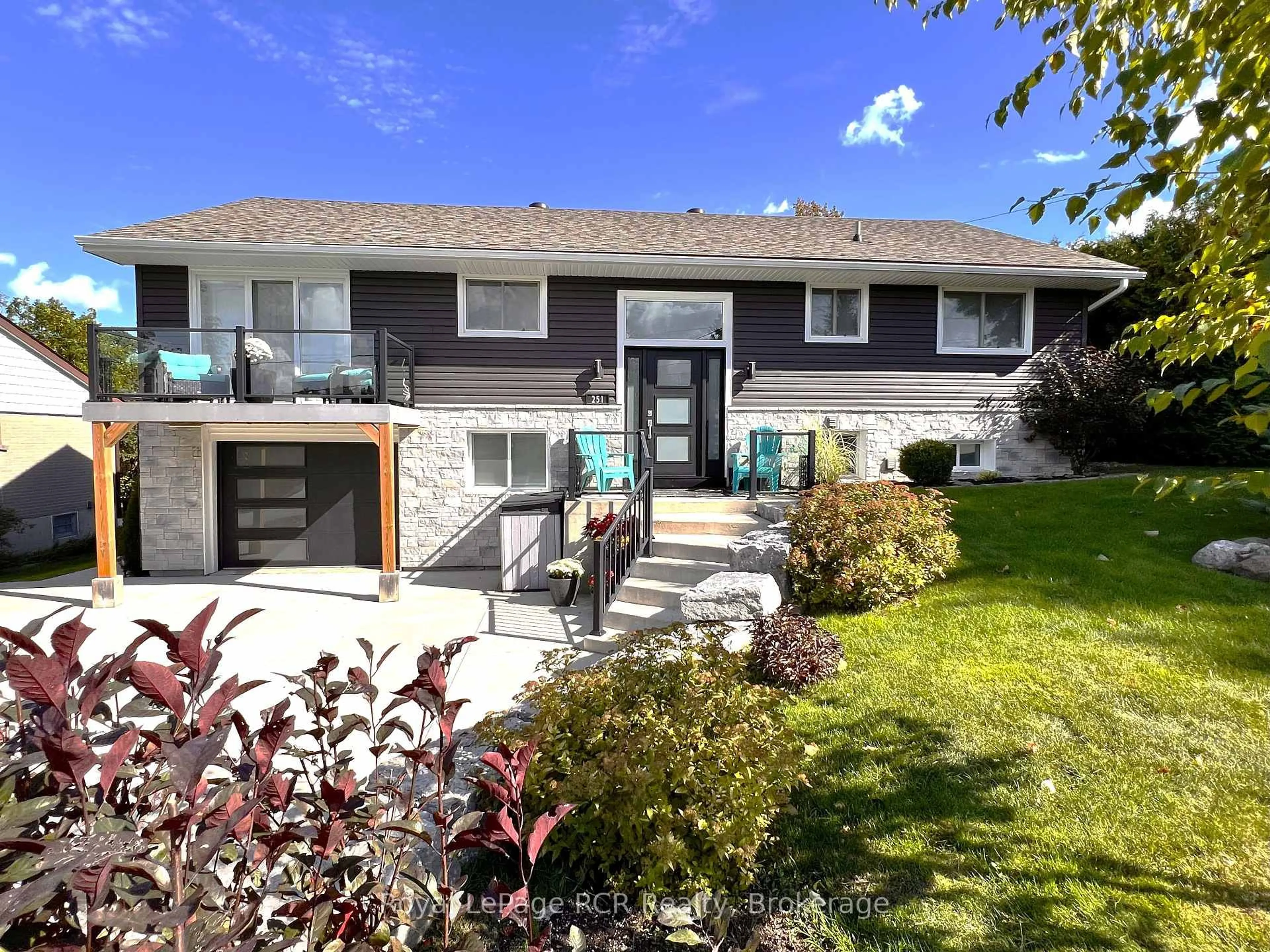 Home with vinyl exterior material, street for 251 Pearson St, Meaford Ontario N4L 1L6