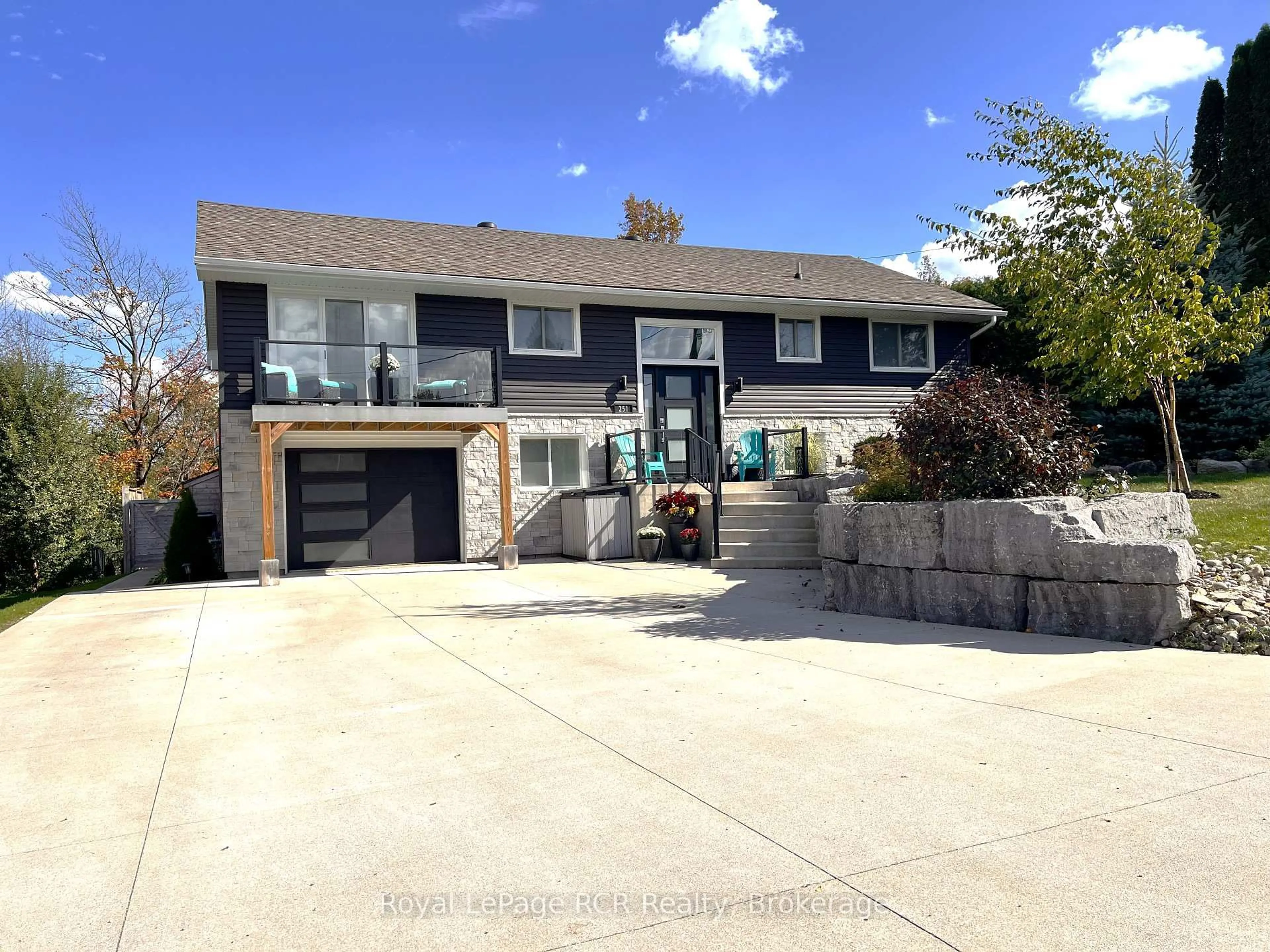 Home with vinyl exterior material, street for 251 Pearson St, Meaford Ontario N4L 1L6
