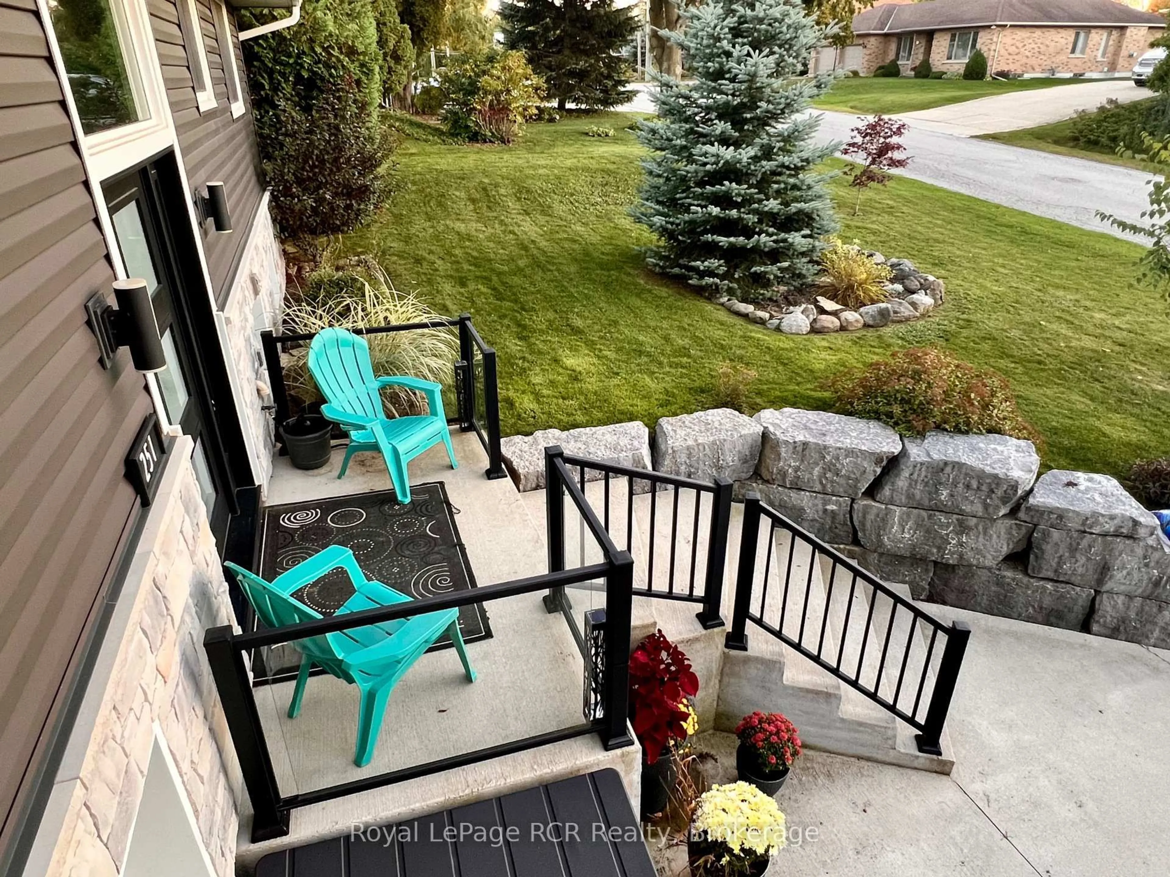 Patio, mountain view for 251 Pearson St, Meaford Ontario N4L 1L6