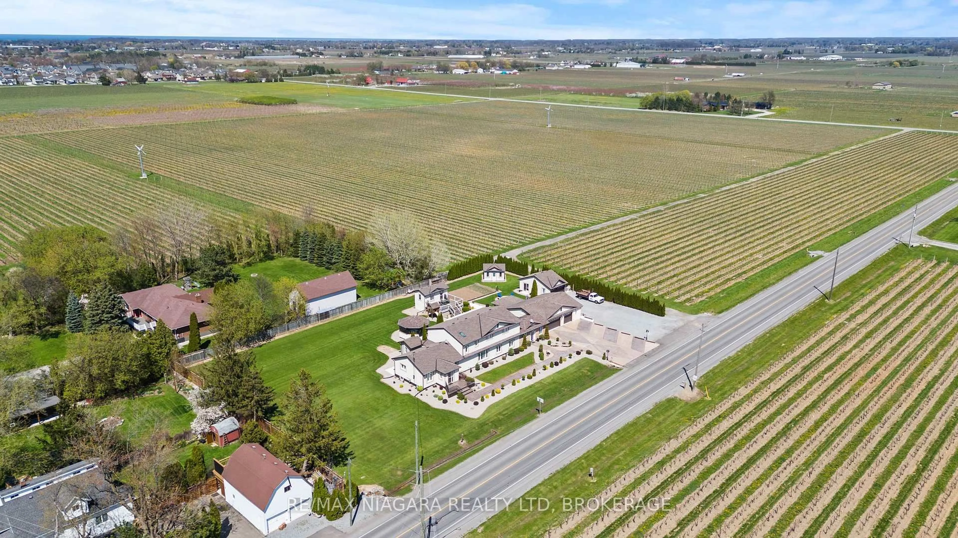 A pic from outside/outdoor area/front of a property/back of a property/a pic from drone, building for 724 Line 3 Rd, Niagara-on-the-Lake Ontario L0S 1J0