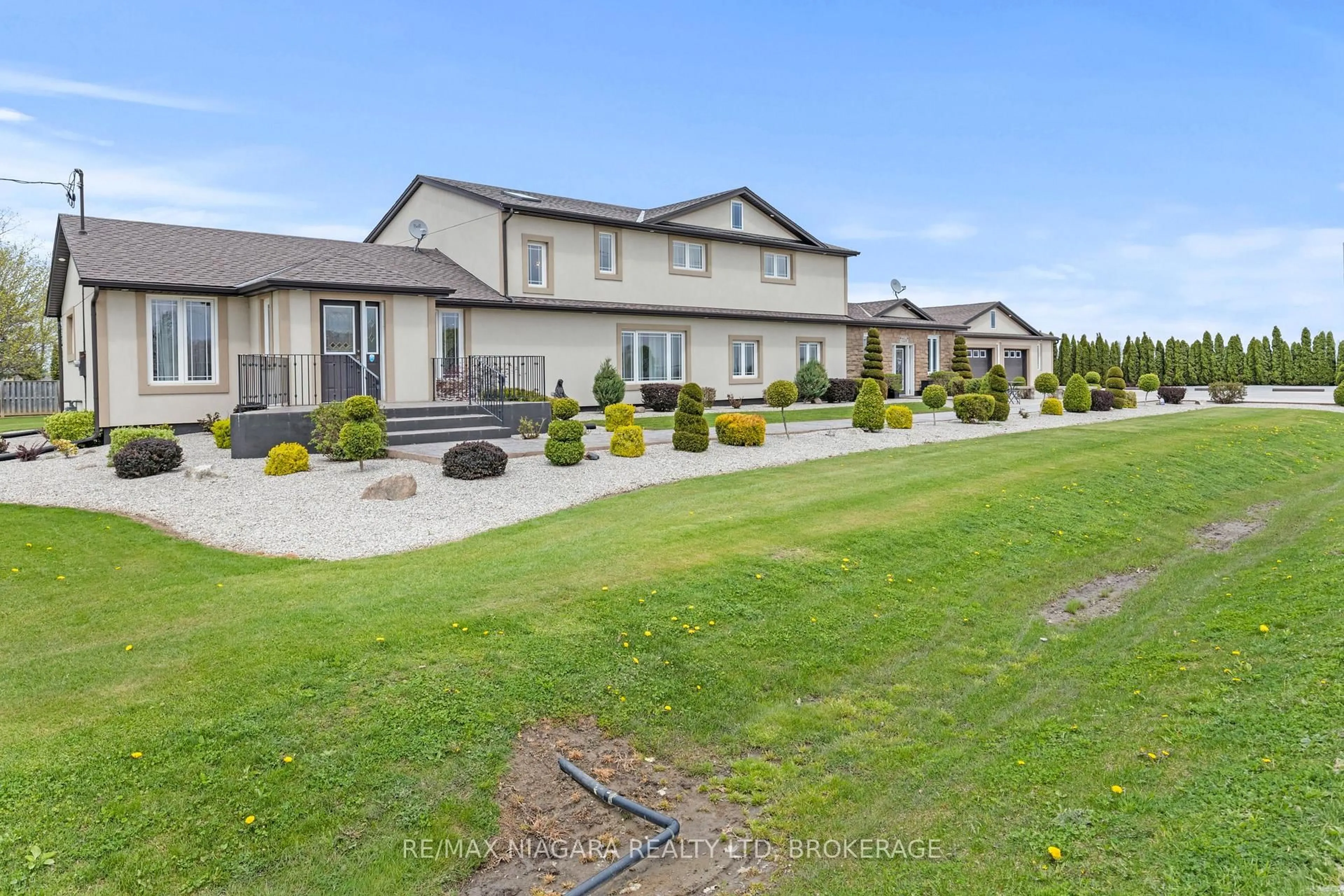 A pic from outside/outdoor area/front of a property/back of a property/a pic from drone, unknown for 724 Line 3 Rd, Niagara-on-the-Lake Ontario L0S 1J0