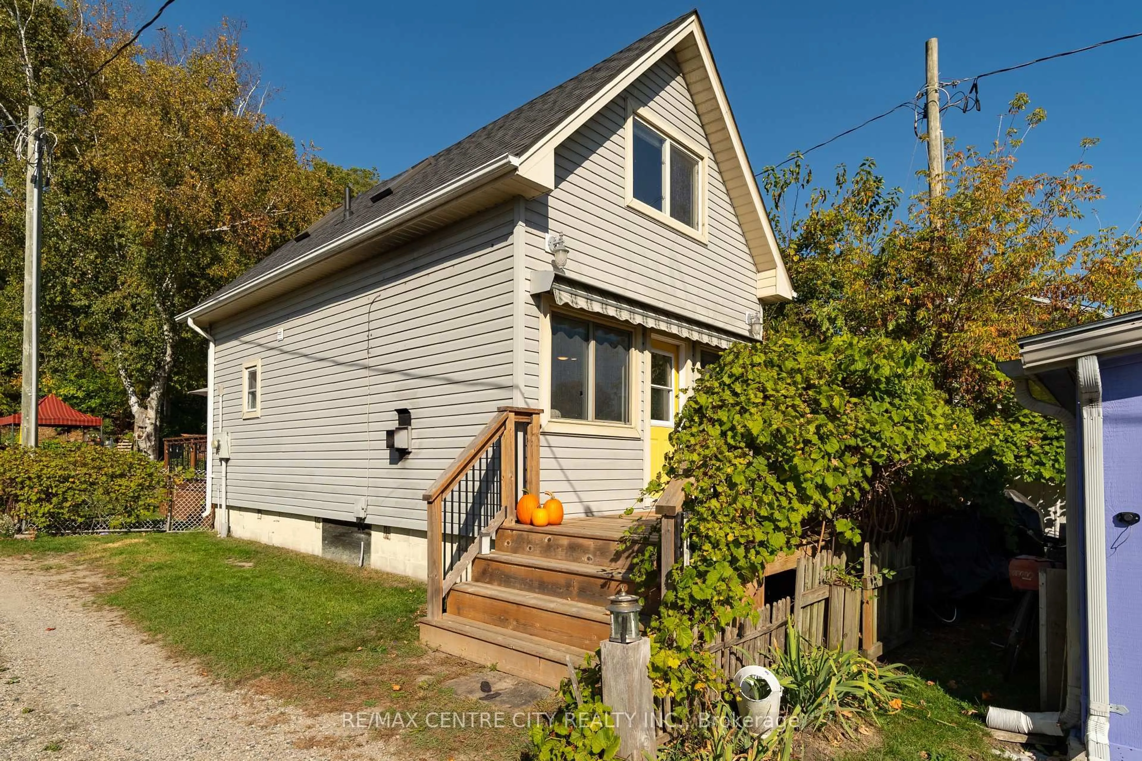 A pic from outside/outdoor area/front of a property/back of a property/a pic from drone, street for 417 Edith Cavell Blvd, Central Elgin Ontario N5L 1E7