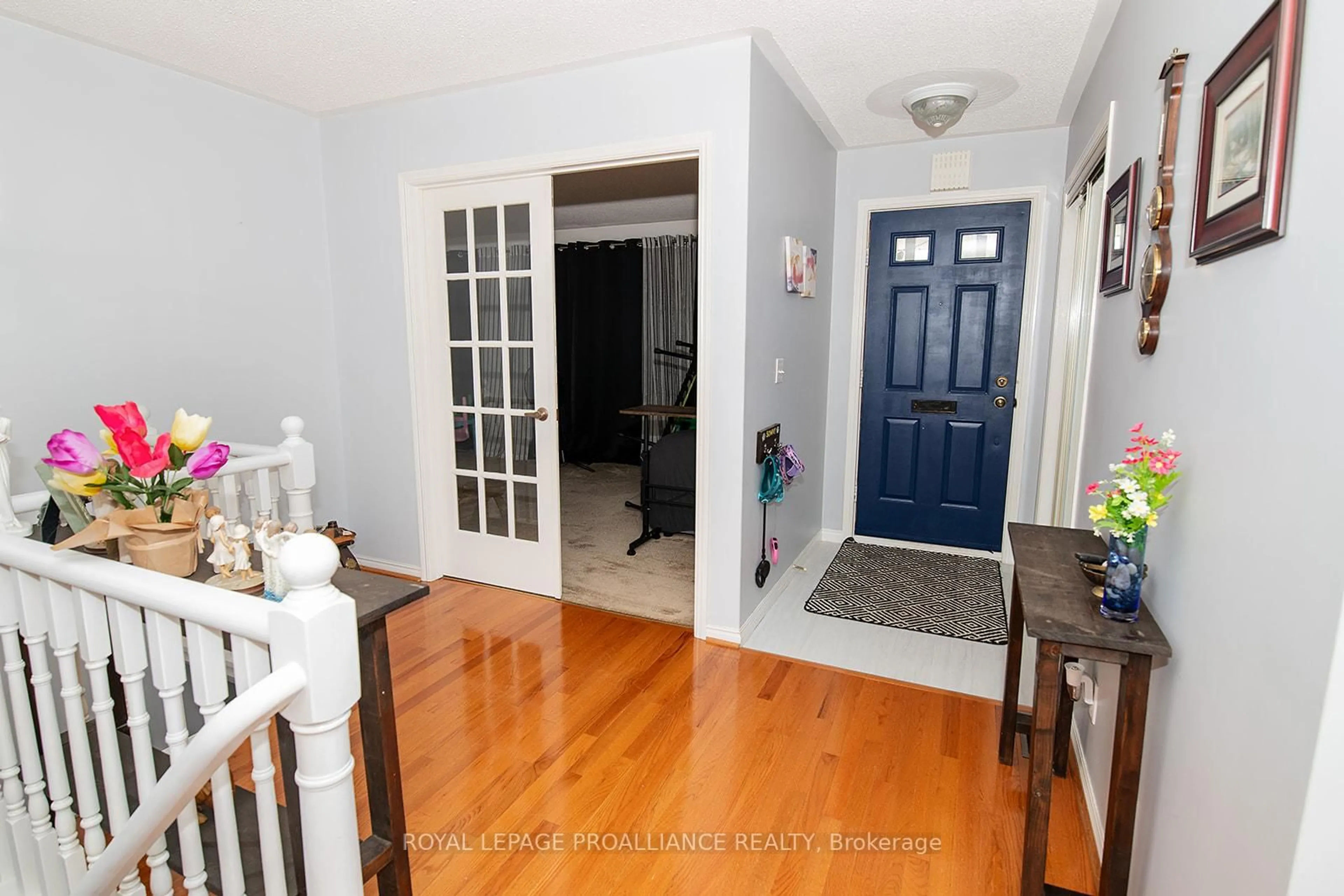 Indoor entryway for 583 Victoria Ave, Belleville Ontario K8N 2G8