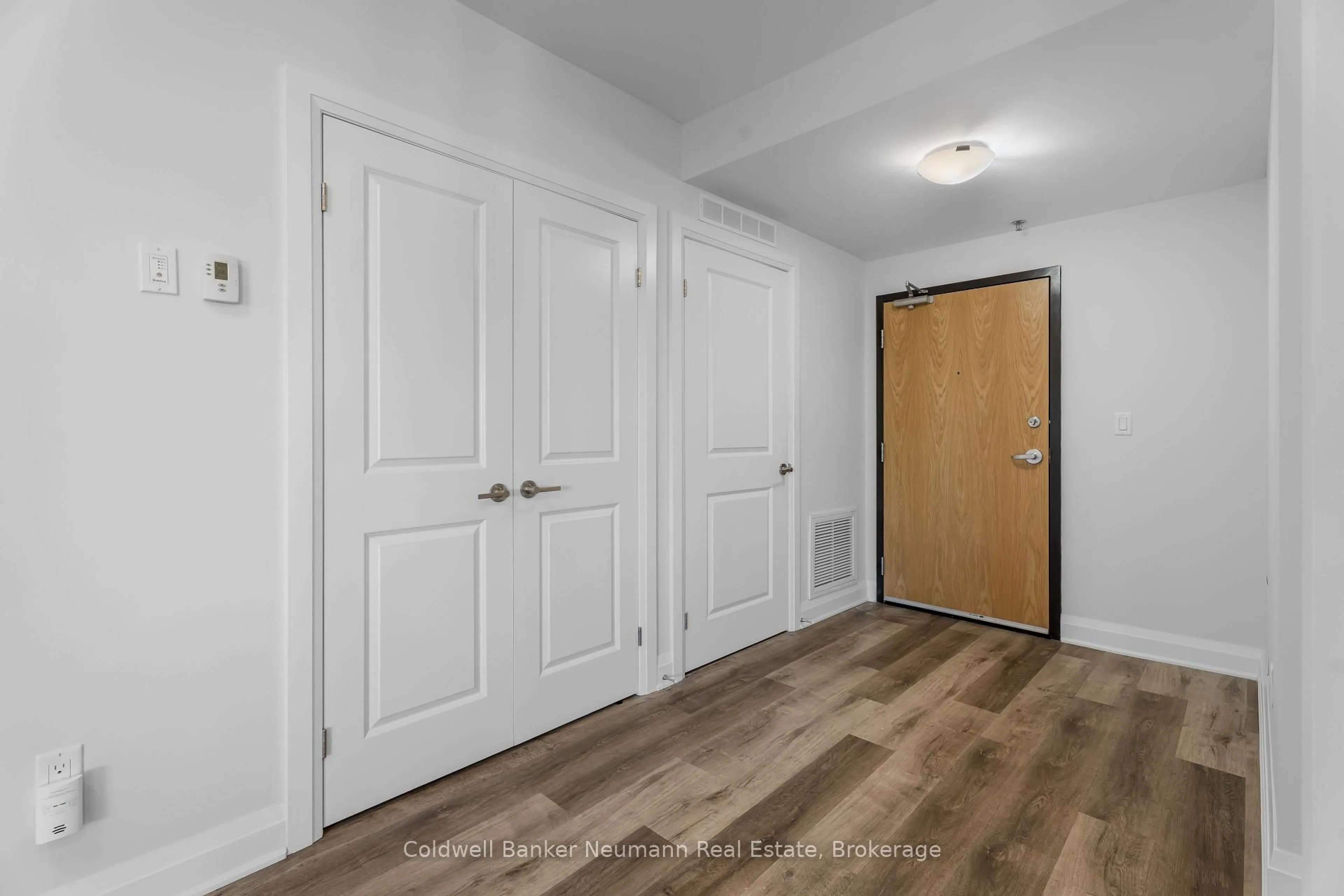 Indoor entryway for 247 Grey Silo Rd #103, Waterloo Ontario N2K 0G7