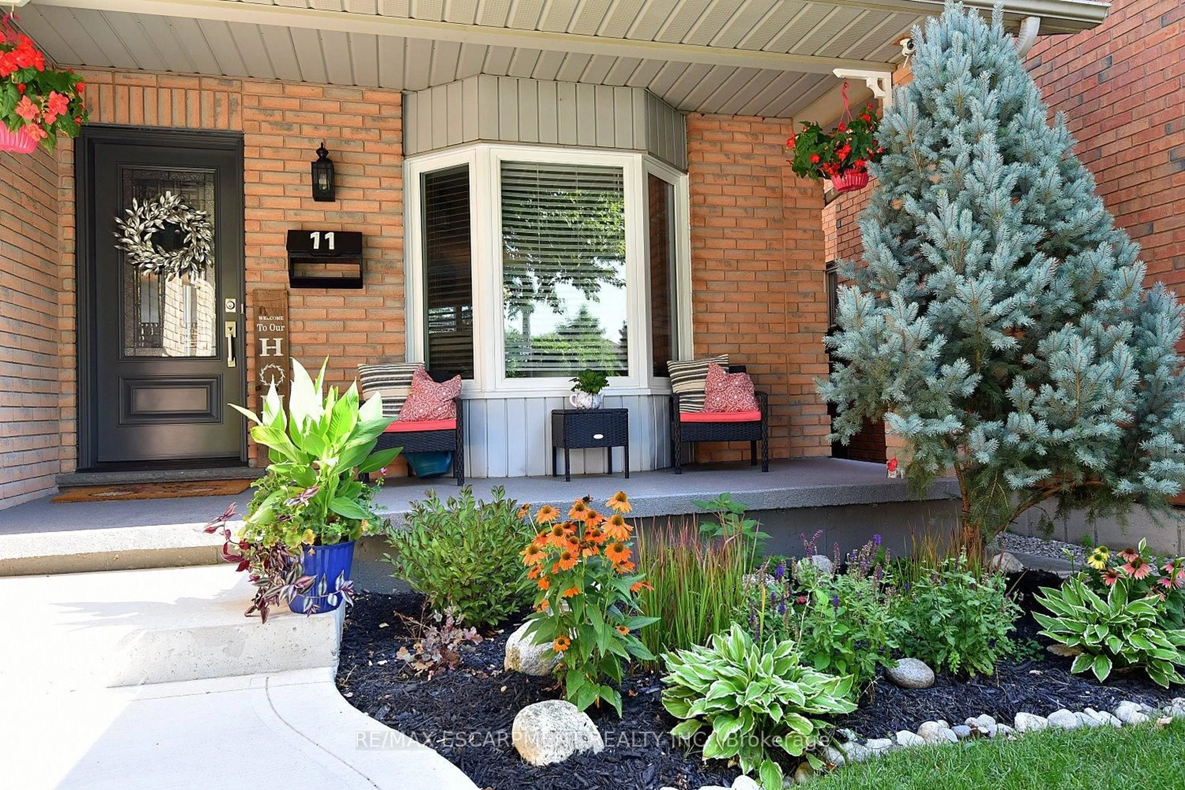 Patio, street for 11 Jacqueline Blvd, Hamilton Ontario L9B 2R1