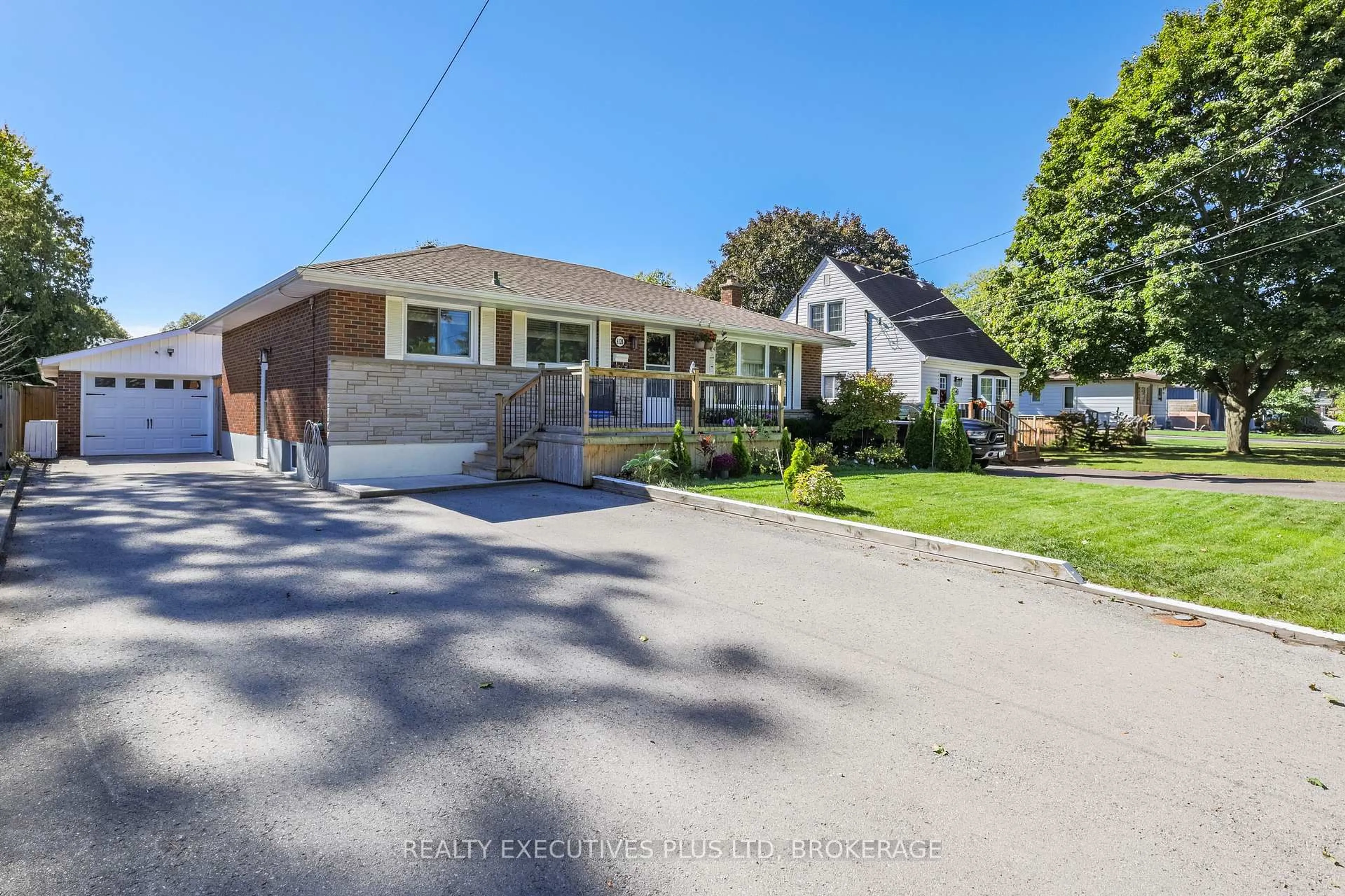 A pic from outside/outdoor area/front of a property/back of a property/a pic from drone, street for 6528 STAMFORD GREEN Dr, Niagara Falls Ontario L2J 1T8