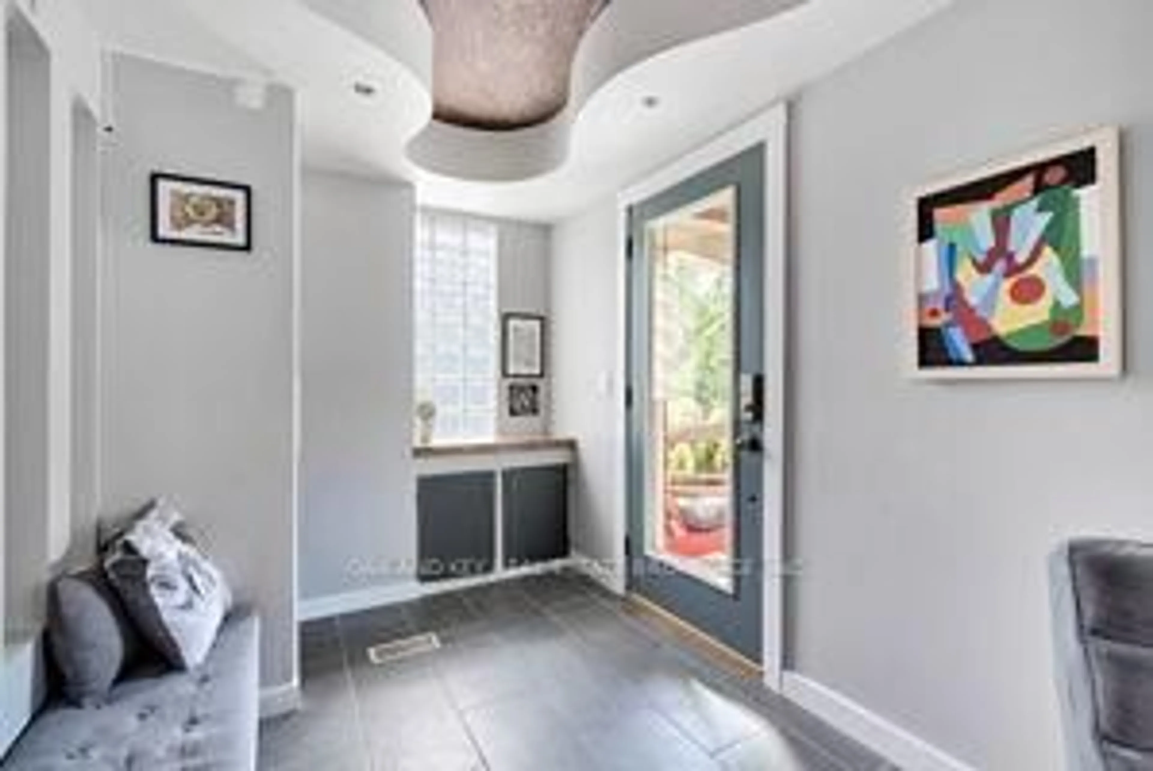 Indoor entryway for 21 FOSTER Ave, London North Ontario N6H 2K7